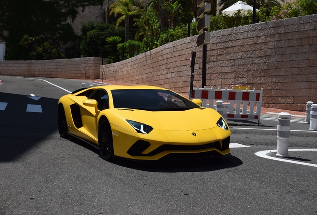 Lamborghini Aventador S LP740-4