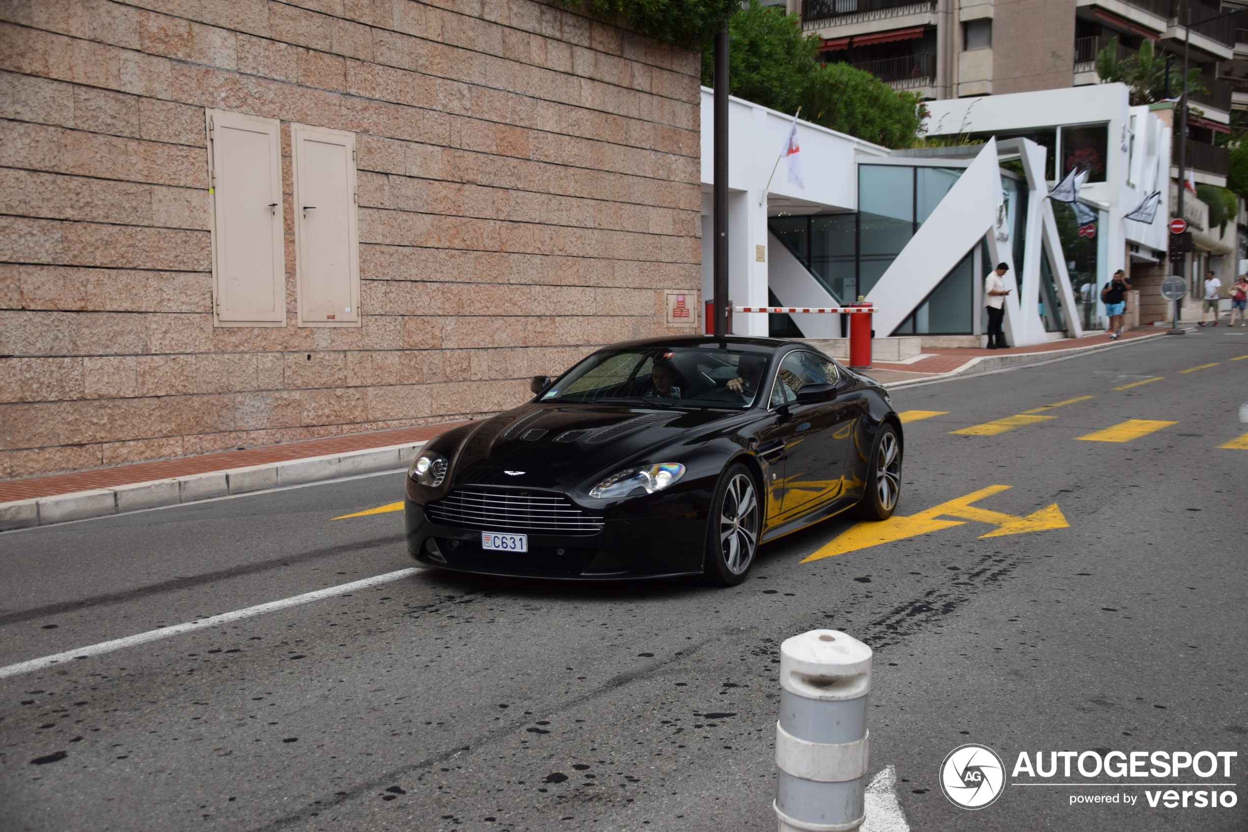 Aston Martin V12 Vantage