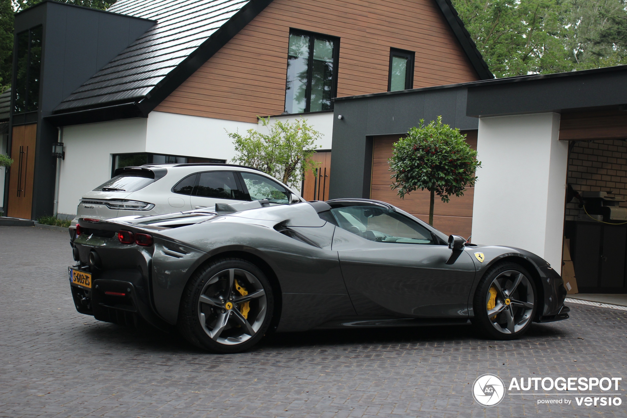 Ferrari SF90 Spider