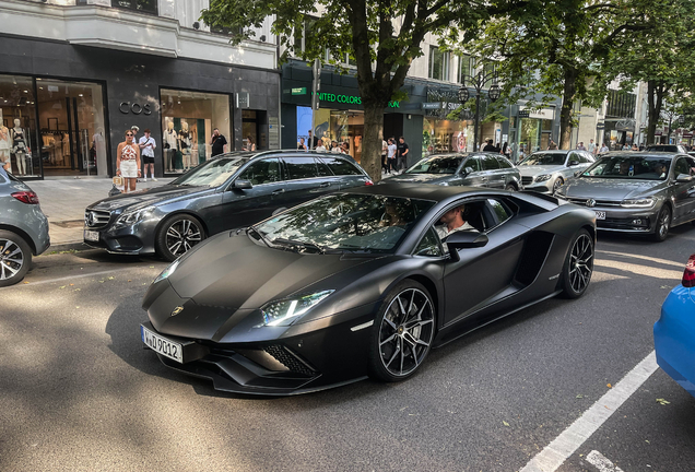 Lamborghini Aventador S LP740-4