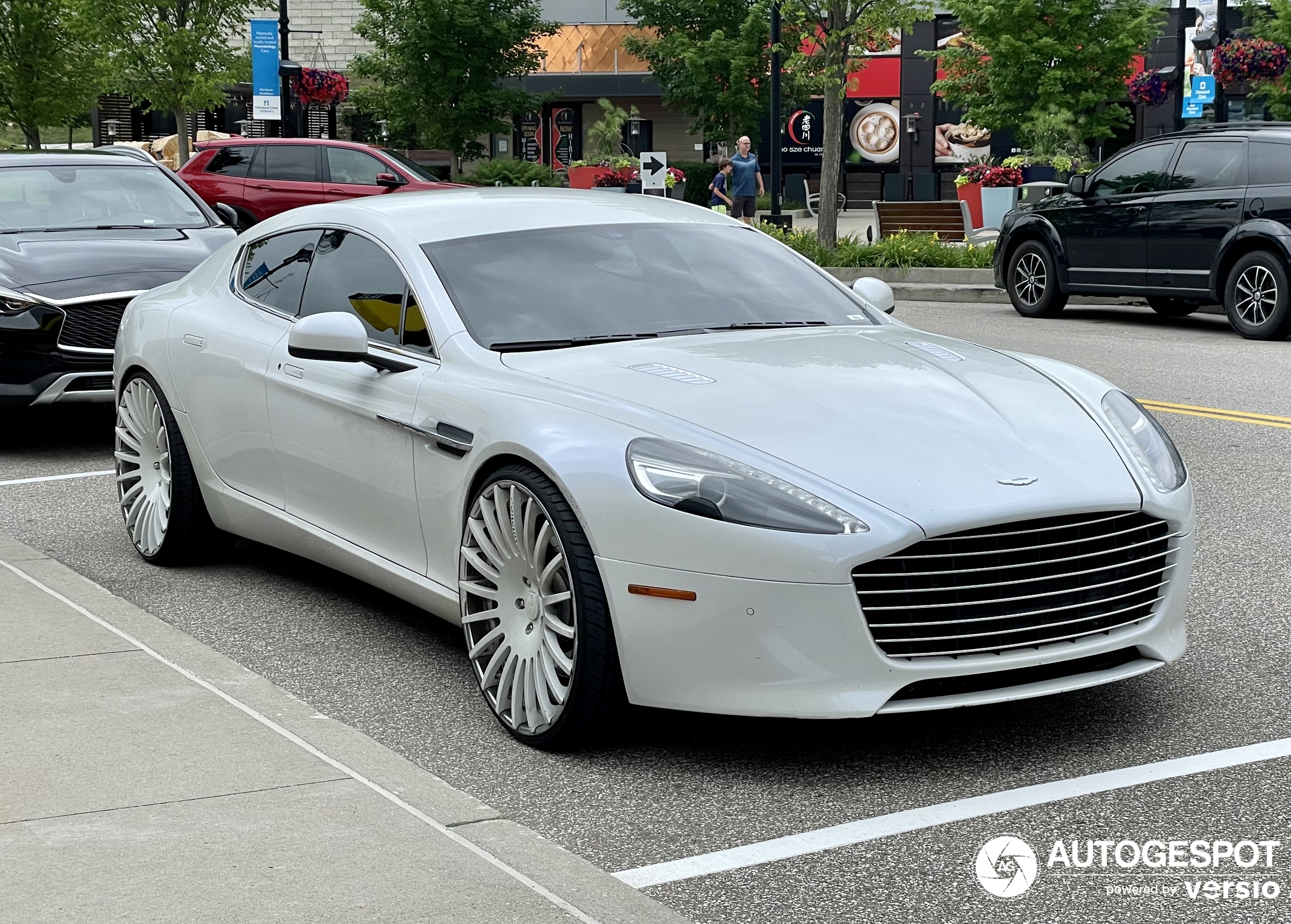 Aston Martin Rapide S met bizarre velgen