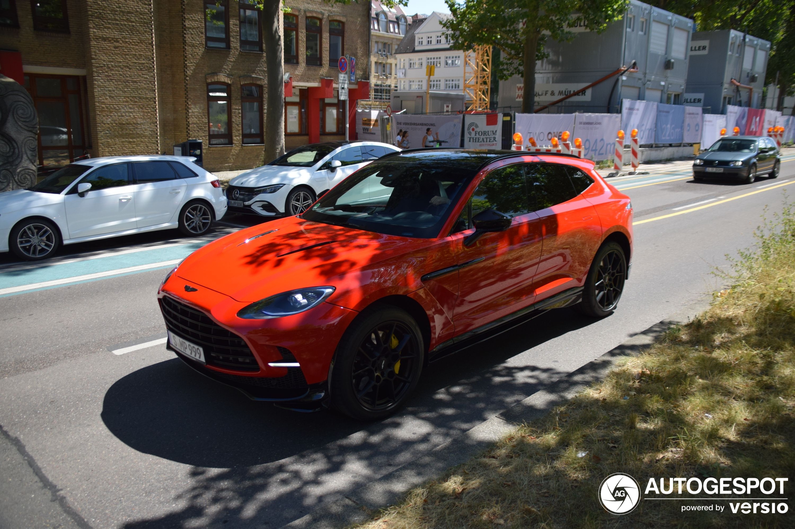 Aston Martin DBX707