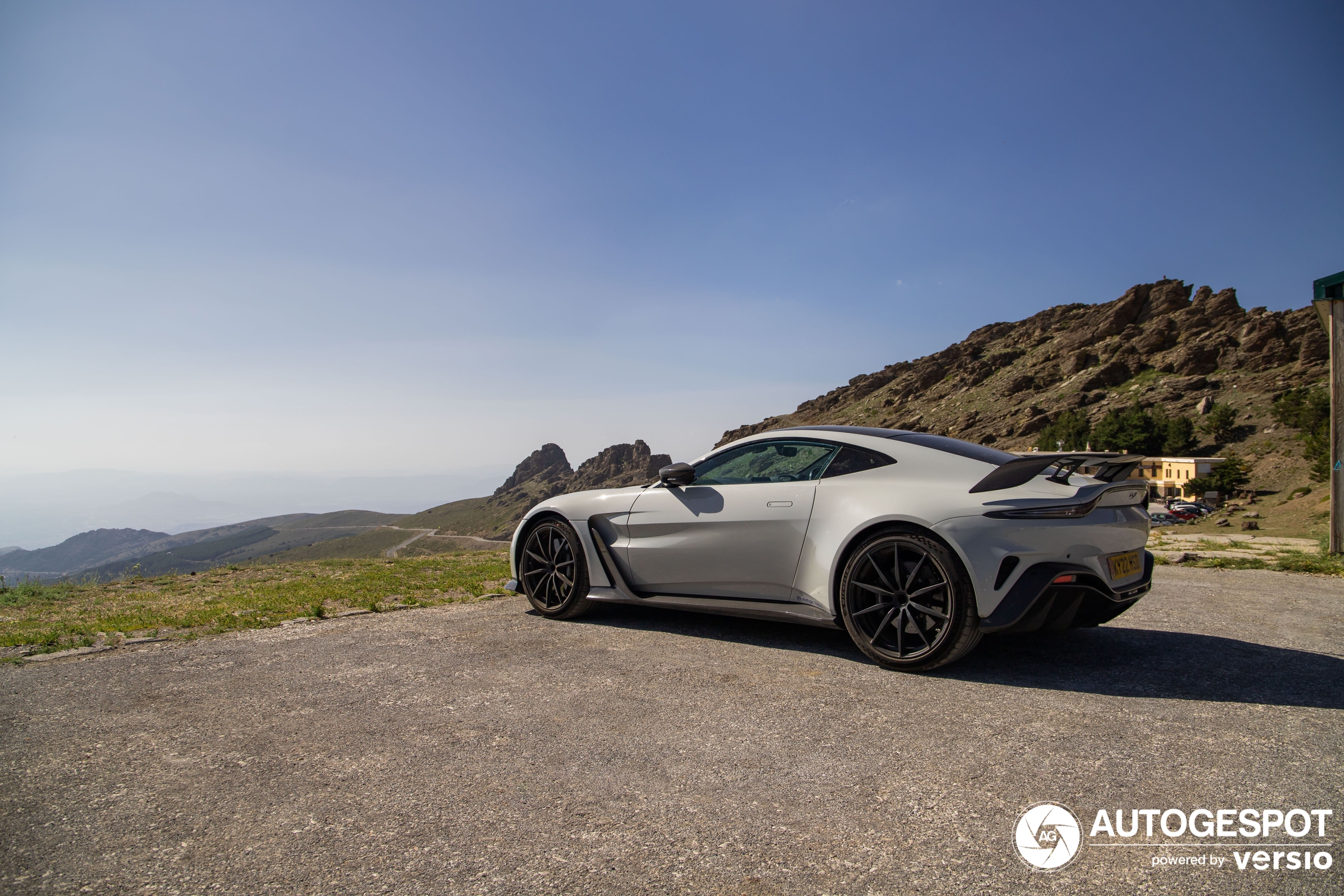 Aston Martin V12 Vantage maakt Sierra Nevada onveilig
