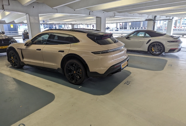 Porsche Taycan Turbo S Cross Turismo