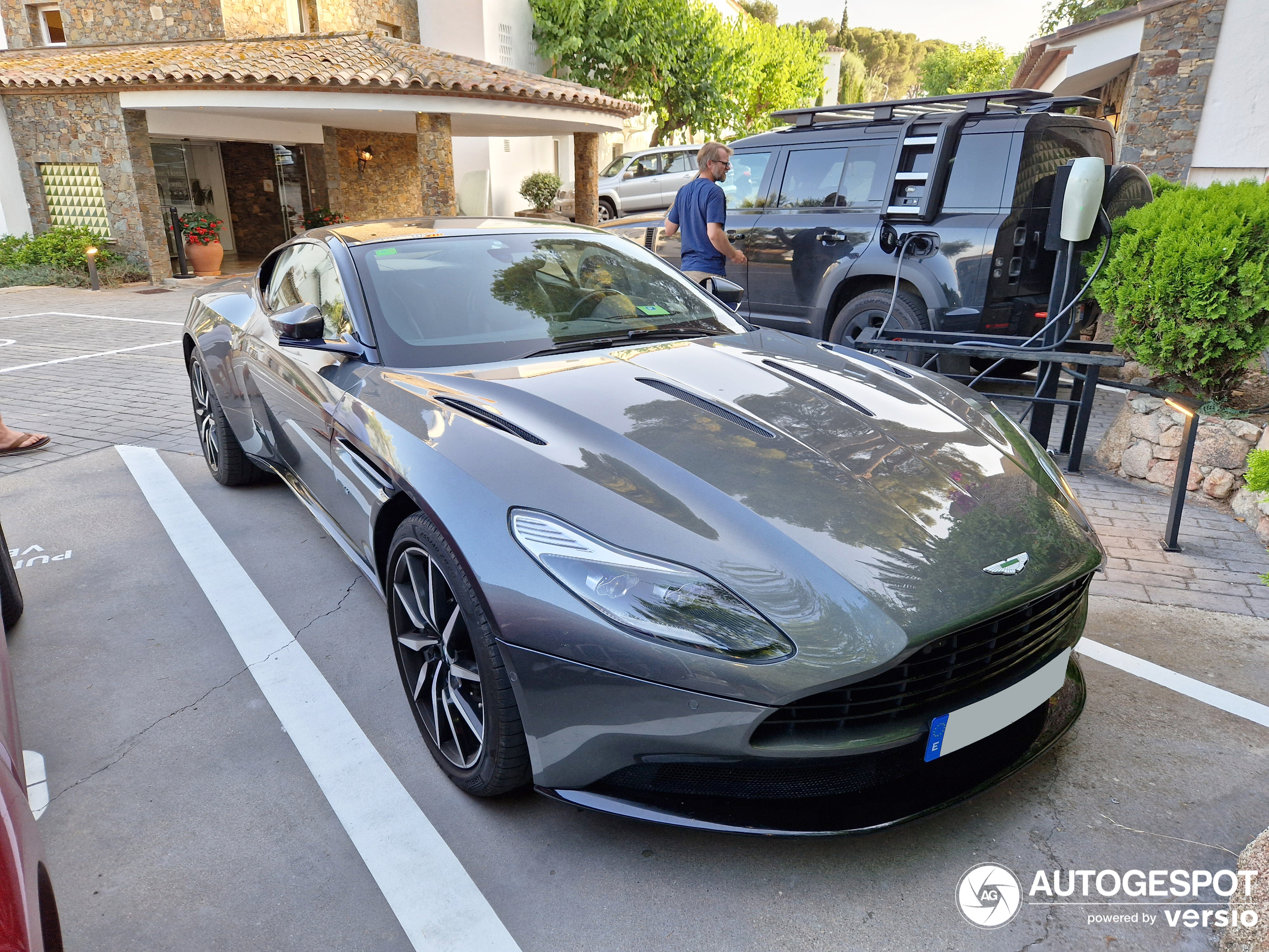 Aston Martin DB11