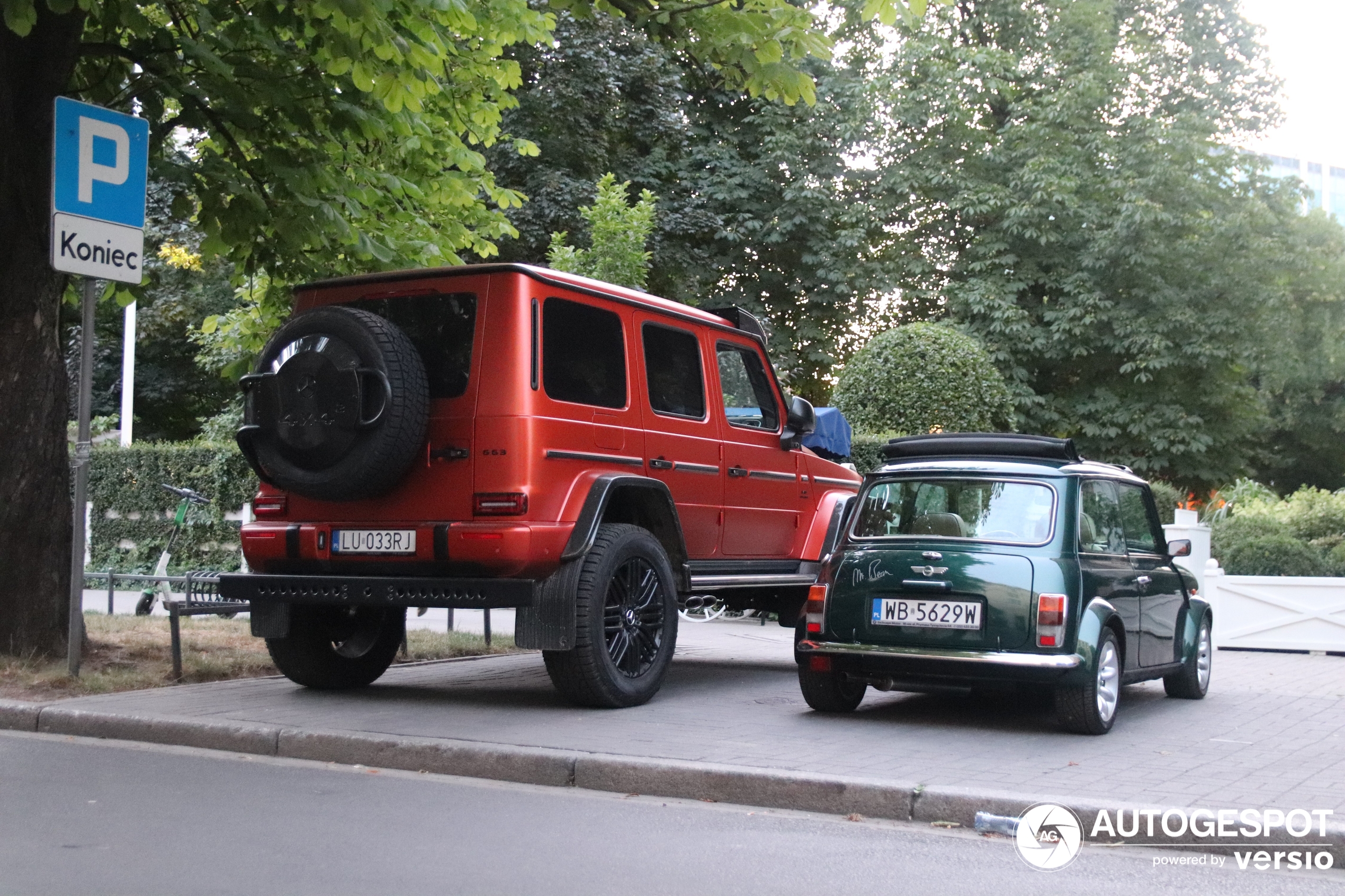 Funny combo of a G 63 4x4² and Mr. Beans Mini