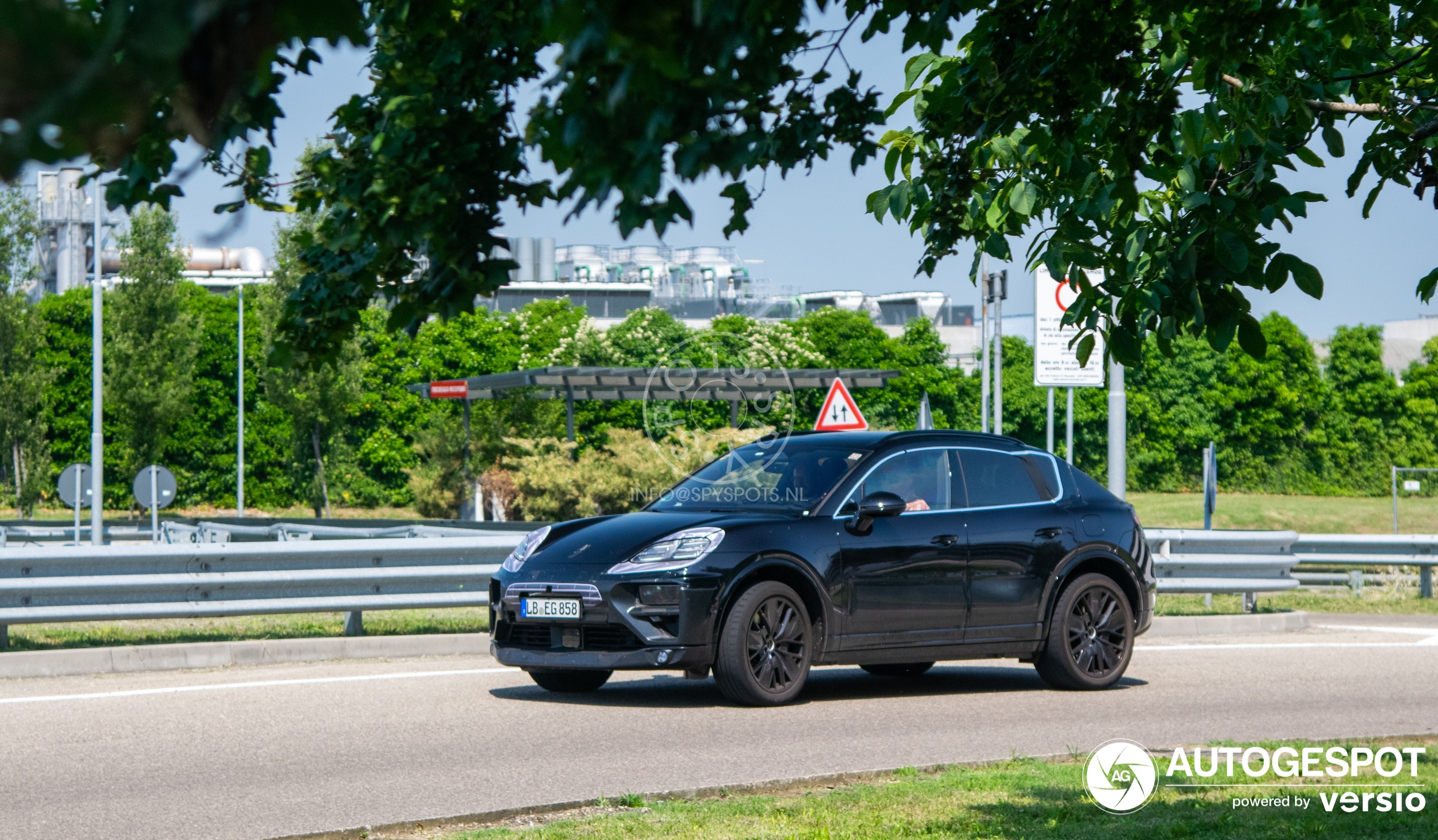 Porsche Macan EV - 5 December 2023 - Autogespot