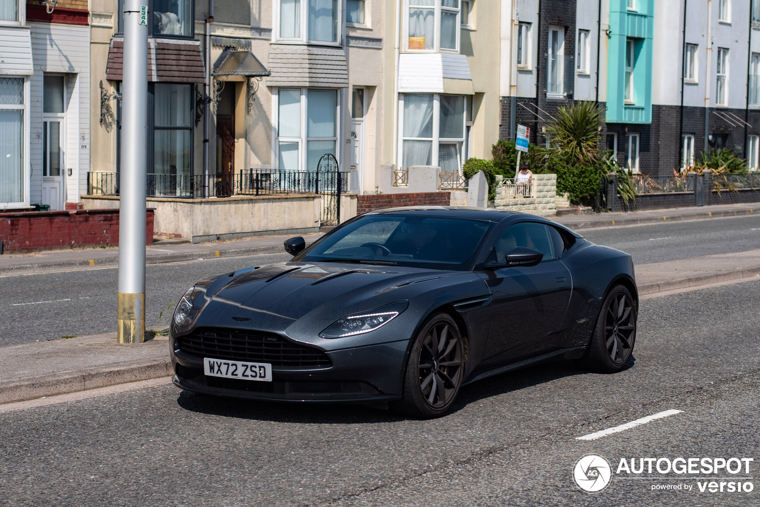 Aston Martin DB11