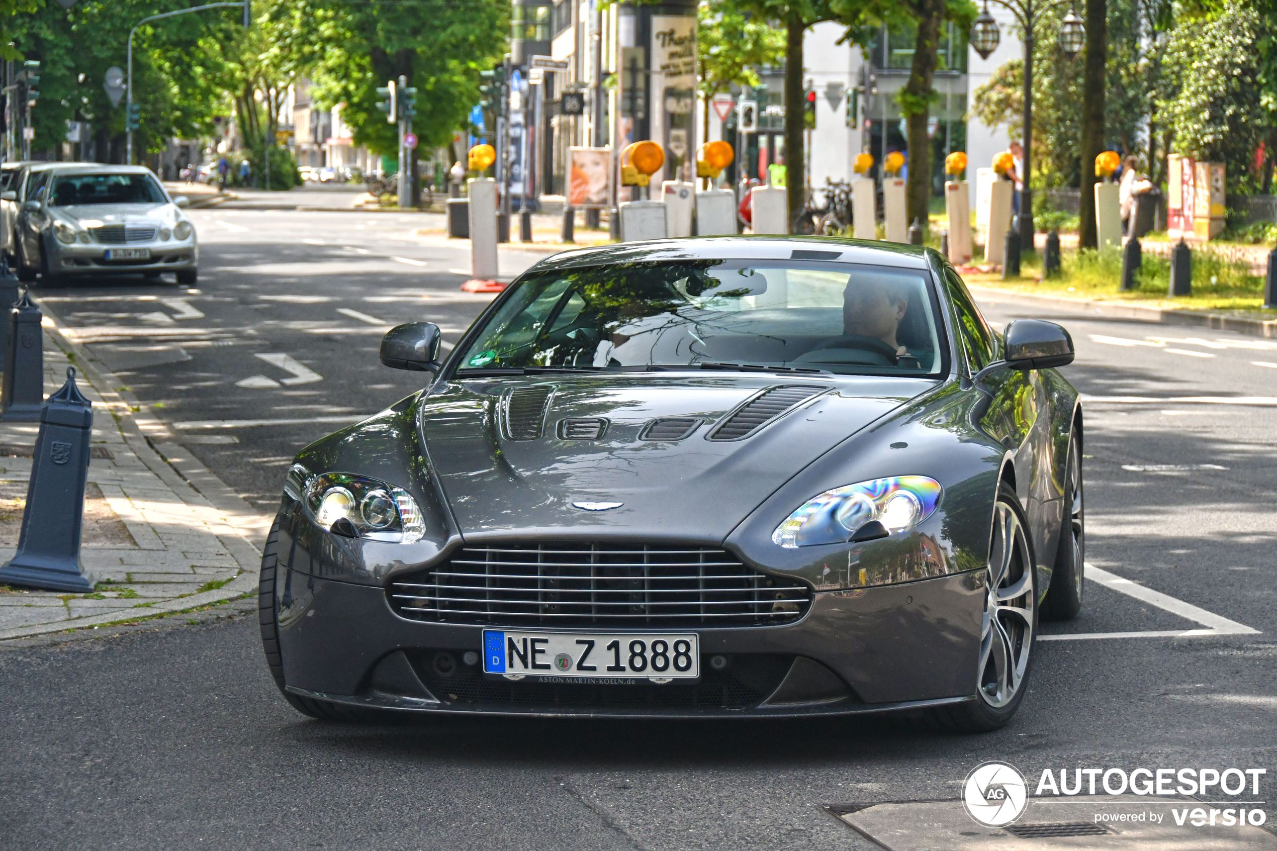 Aston Martin V12 Vantage