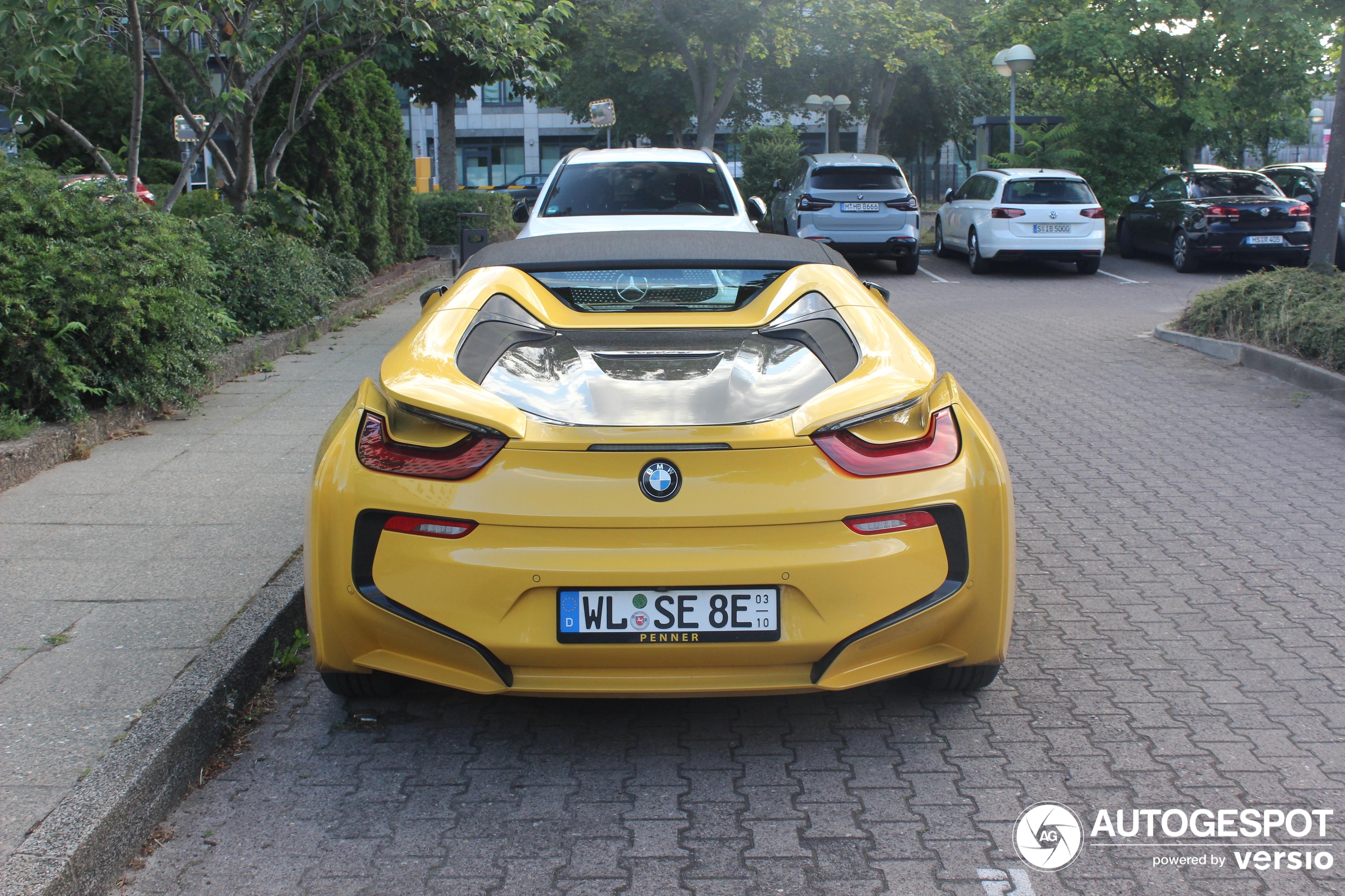 Gele BMW i8 springt in het oog