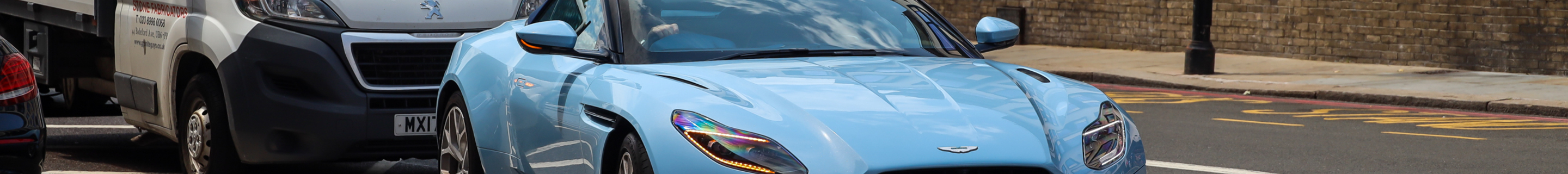 Aston Martin DB11 V8 Volante