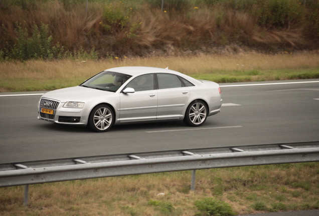 Audi S8 D3