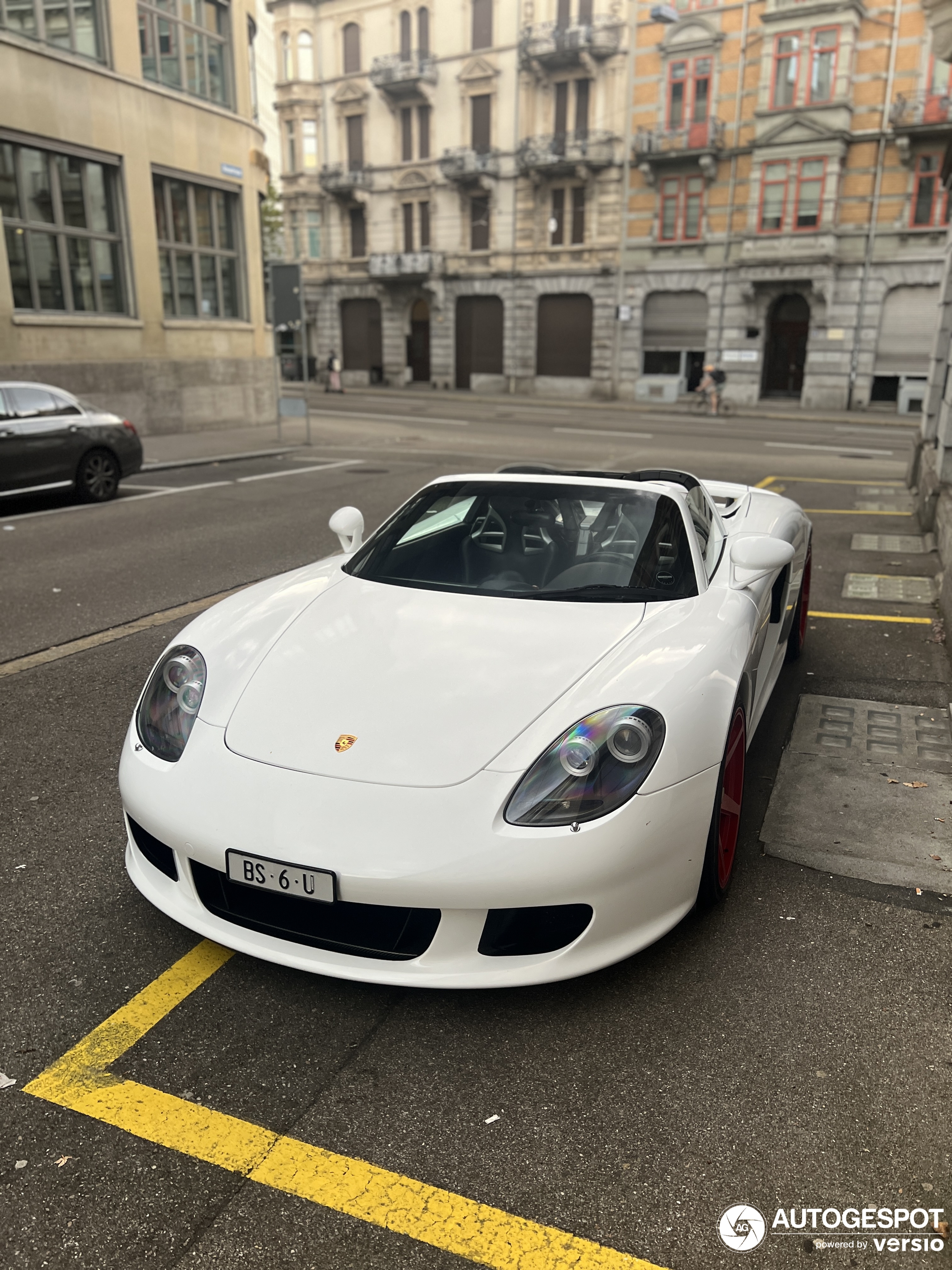 Beli Carrera GT sa crvenim felnama se pojavio u Cirihu