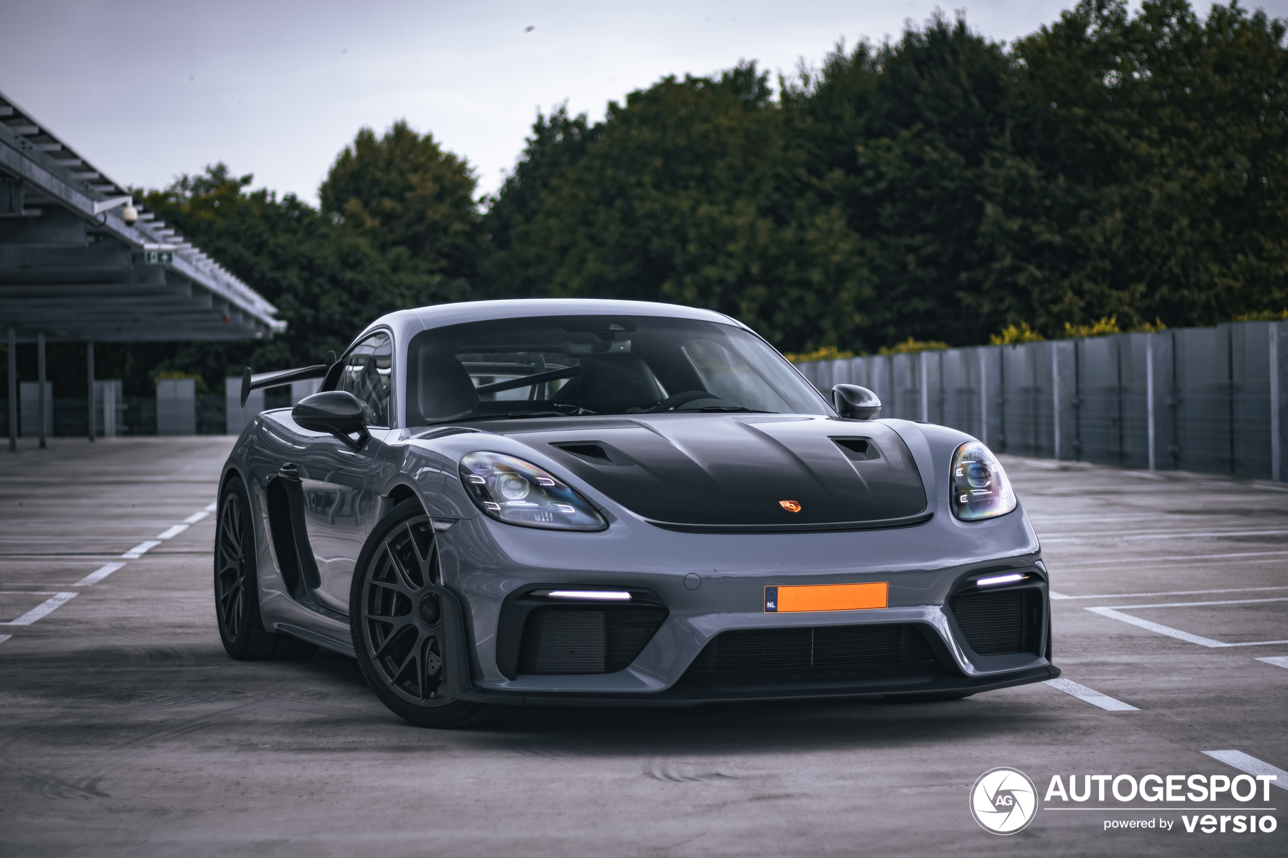 Very cool pictures of a Porsche 718 Cayman GT4 RS Weissach Package