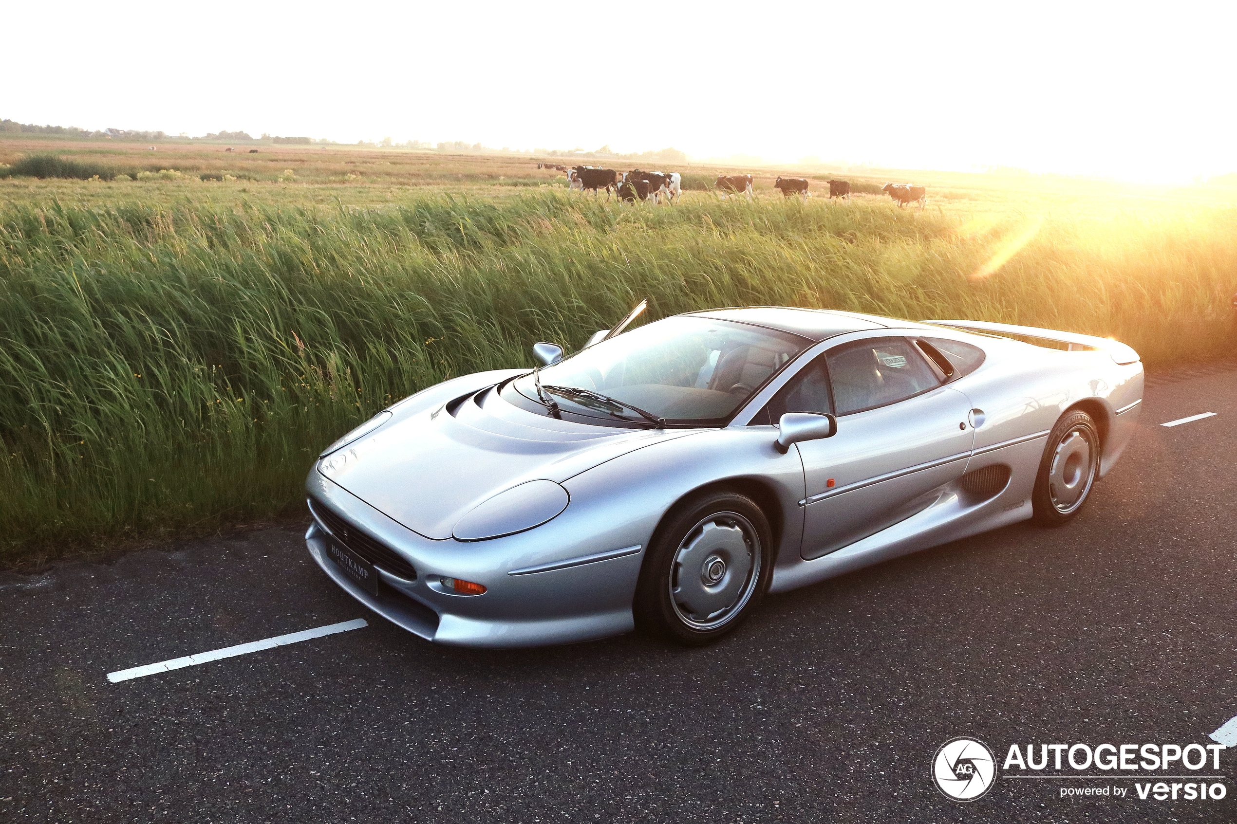 Stunning images of an XJ220 emerge