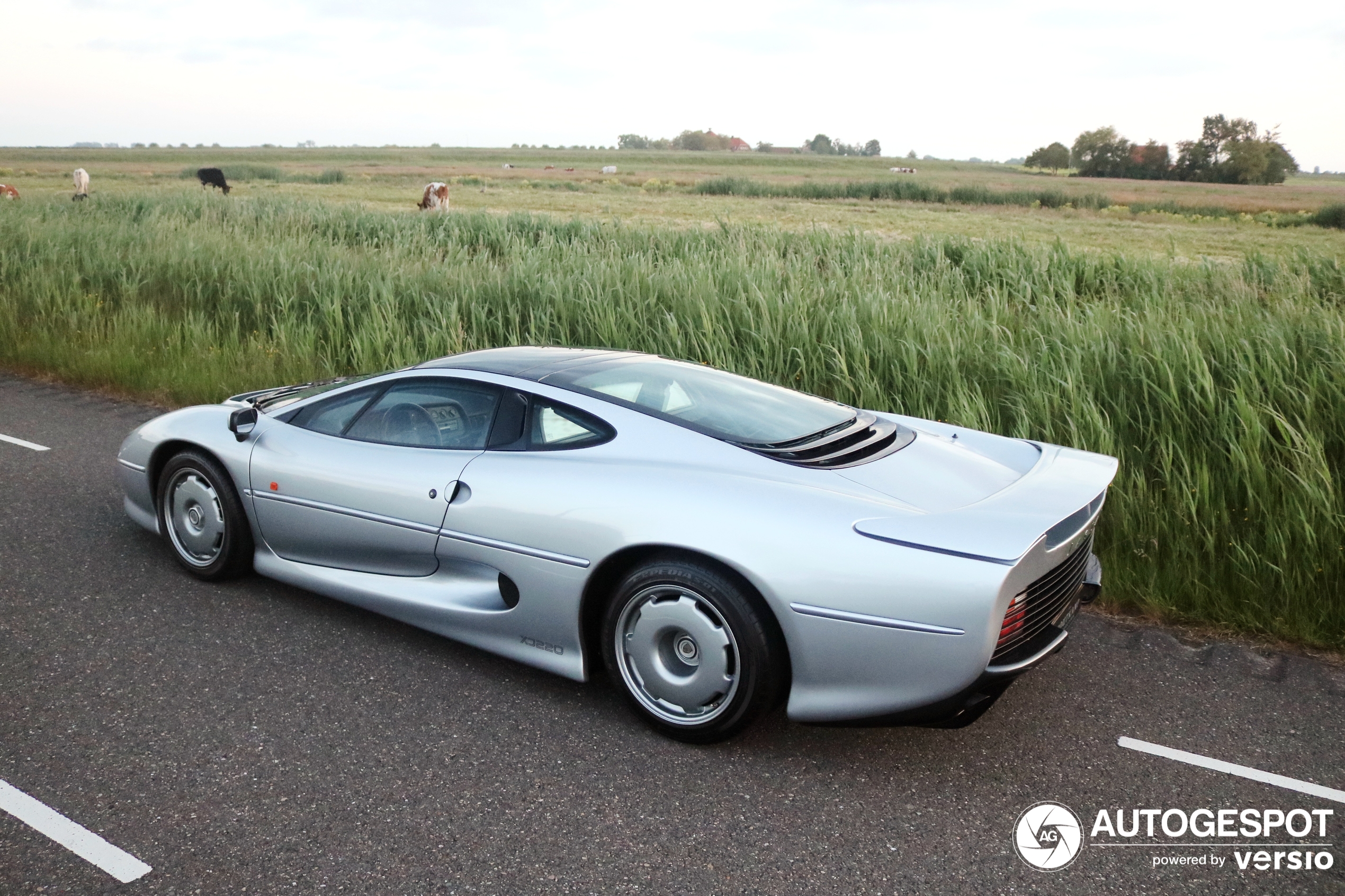 Stunning images of an XJ220 emerge