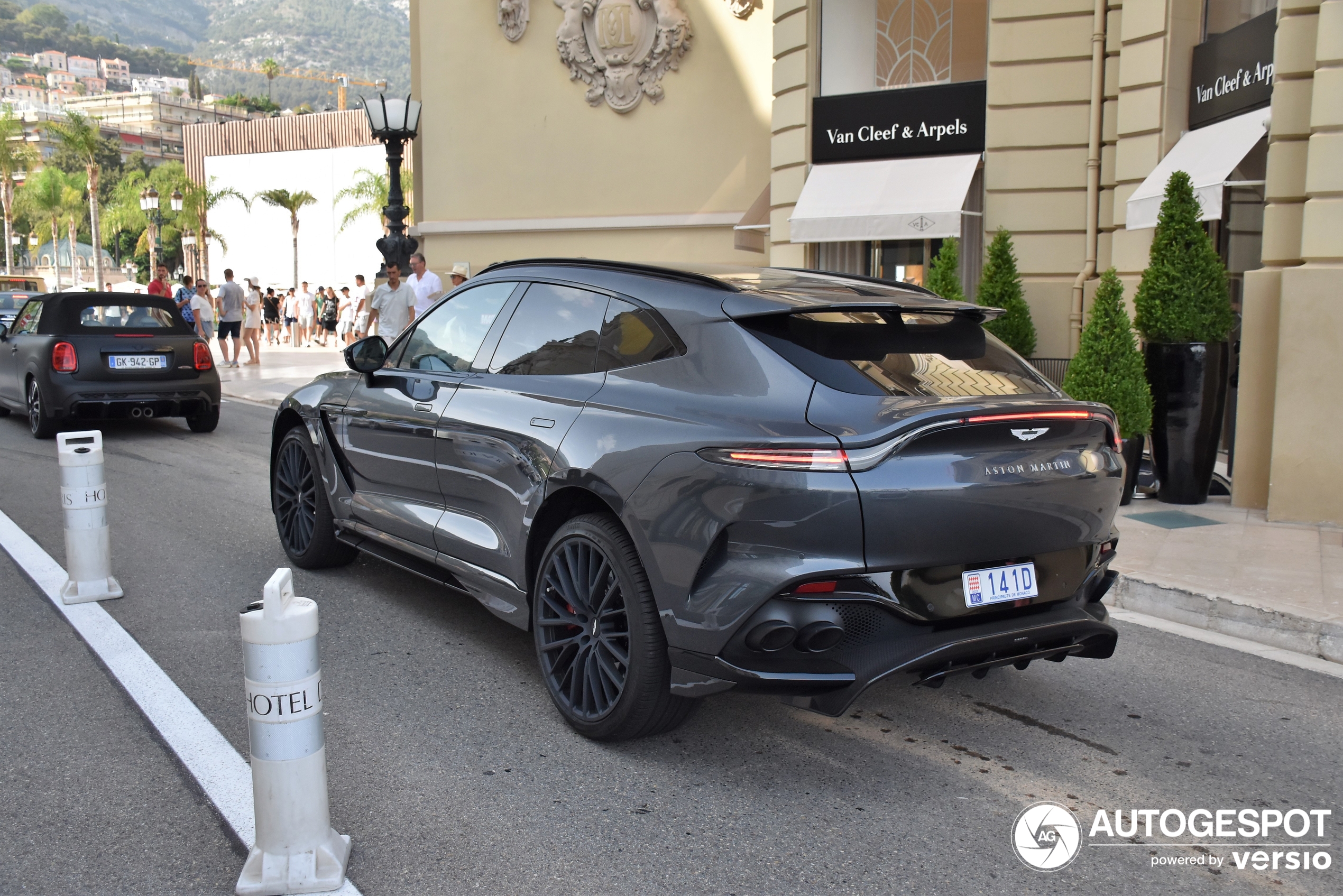 Aston Martin DBX707