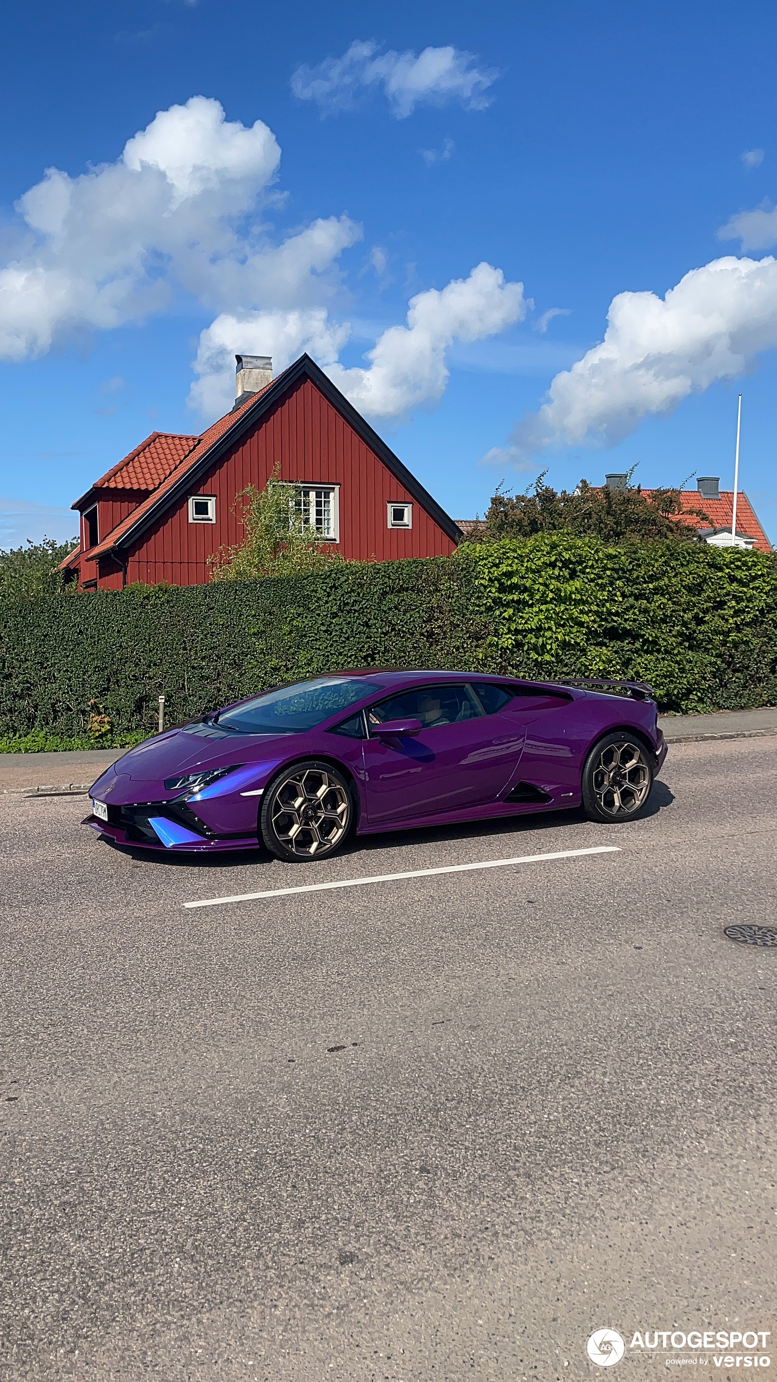 A purple Huracán Tecnica shows up in Båstad