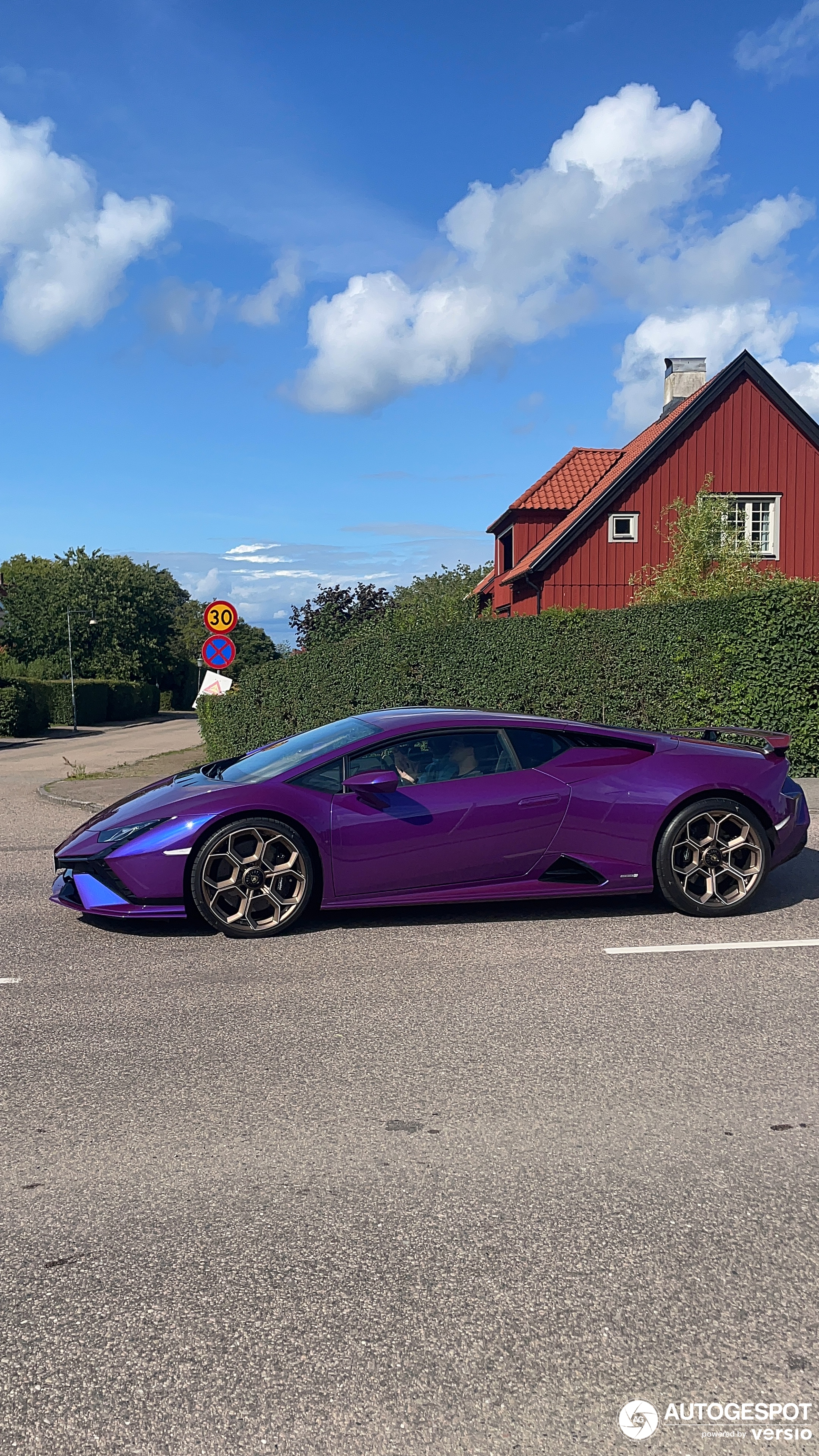 A purple Huracán Tecnica shows up in Båstad