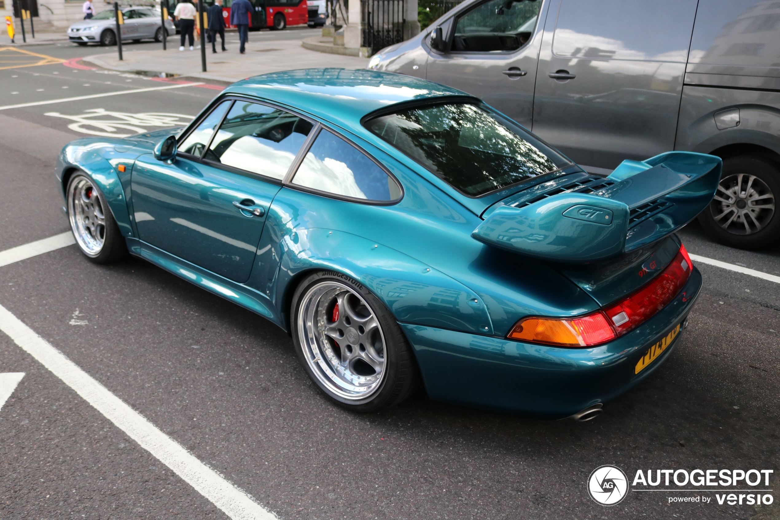 A extraordinarily pretty 993 GT2 shows up in London