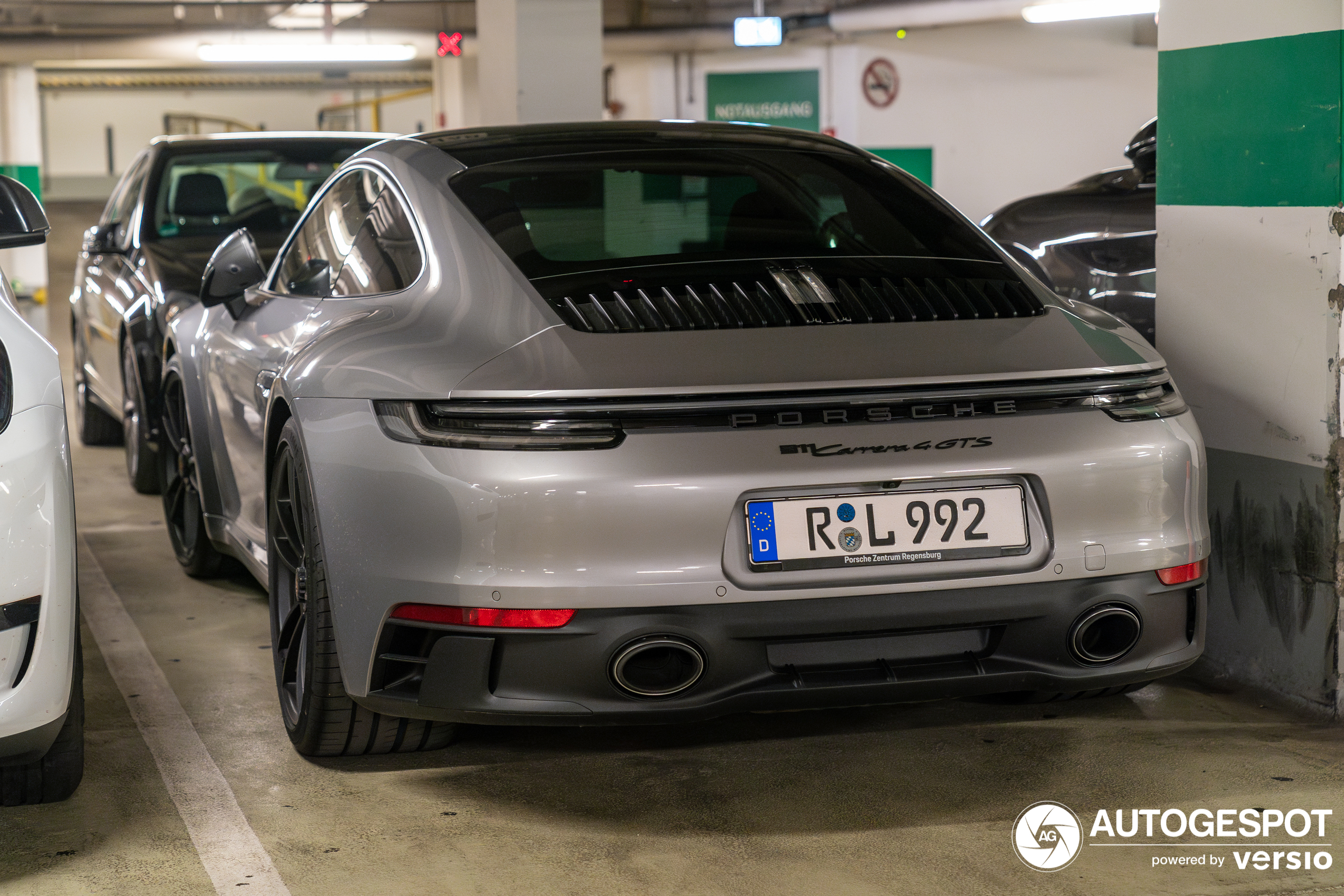 Porsche 992 Carrera 4 GTS