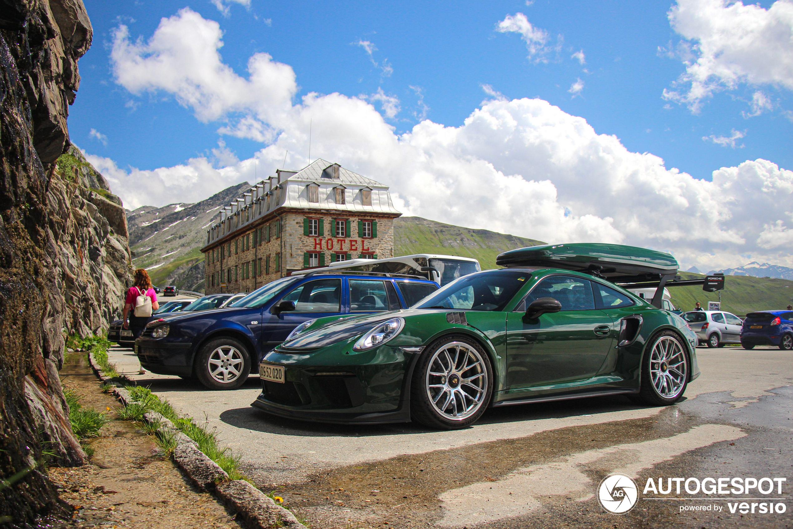 Izvanredan Porsche se vozi kroz Furka prolaz