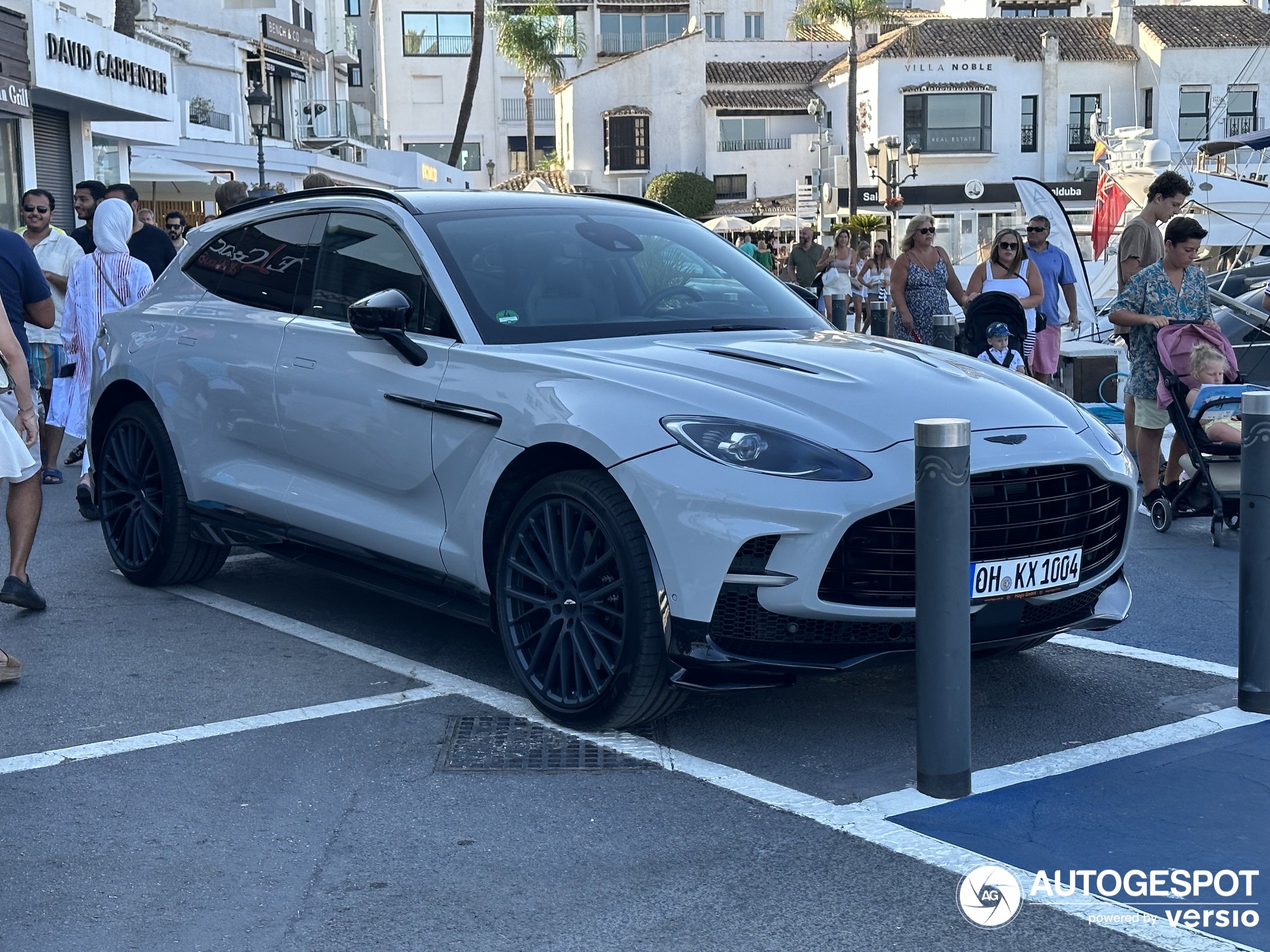 Aston Martin DBX707