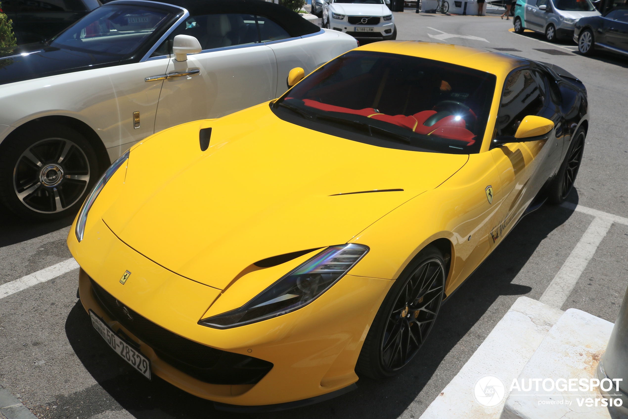 Two-tone Ferrari 812 Superfast in de haven van Marbella