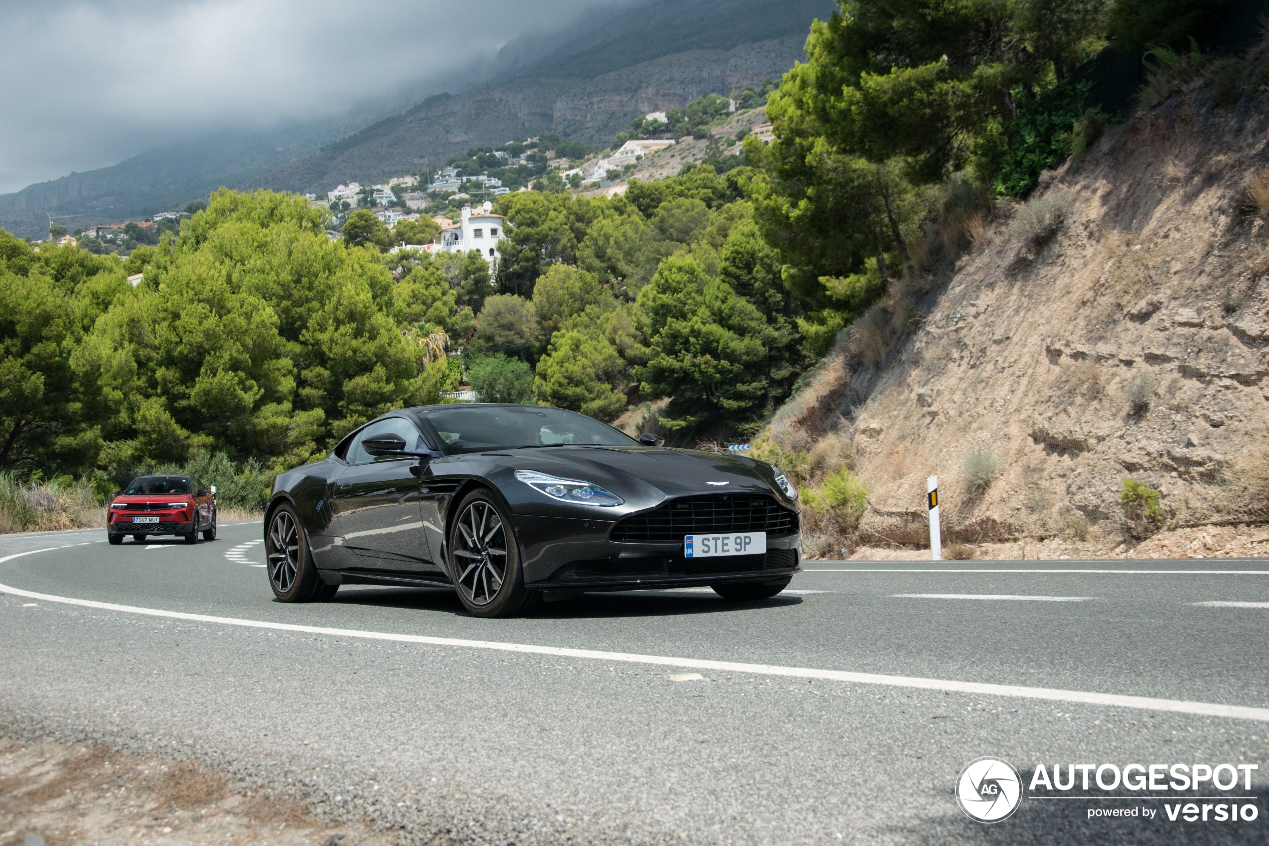 Aston Martin DB11