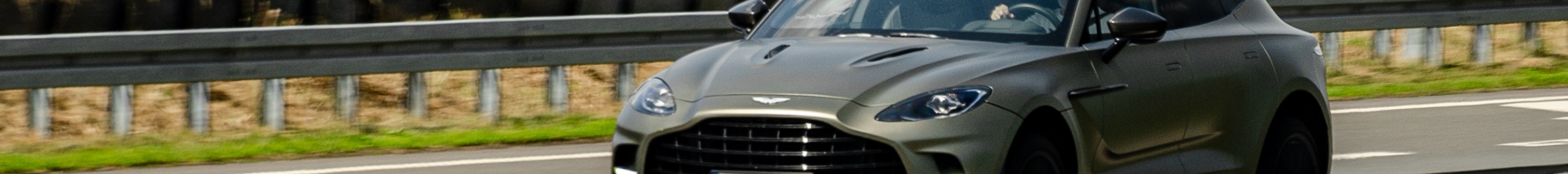 Aston Martin DBX707