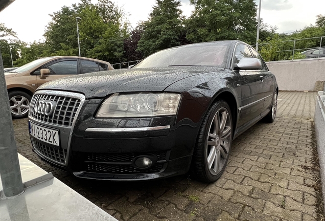 Audi S8 D3