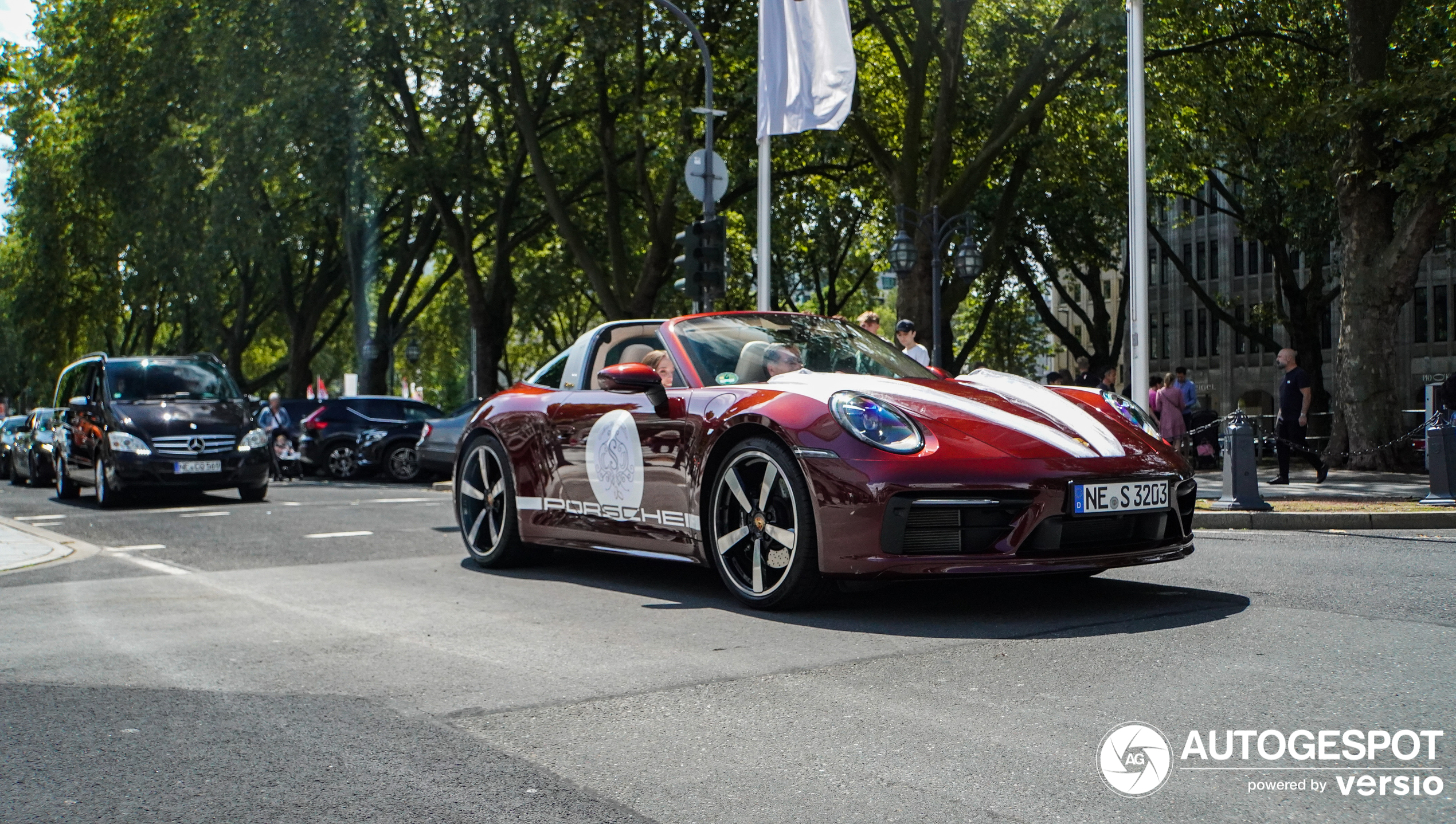 Porsche 992 Targa 4S Heritage Design Edition