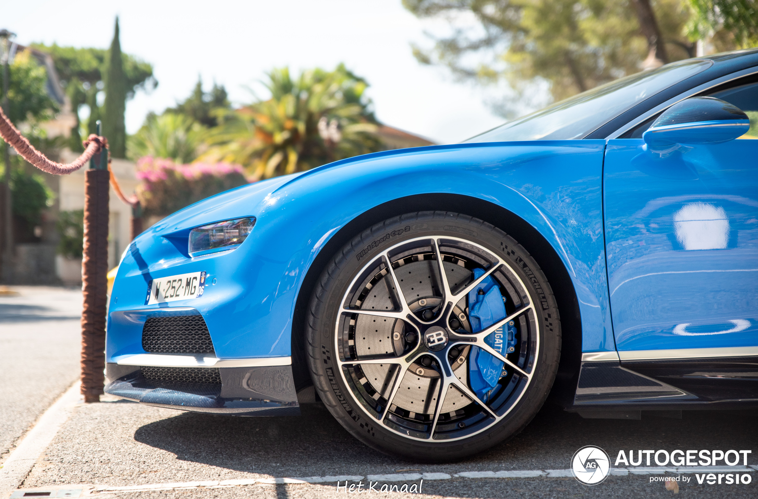 Spotter viert een mijlpaal met deze blauwe Bugatti Chiron