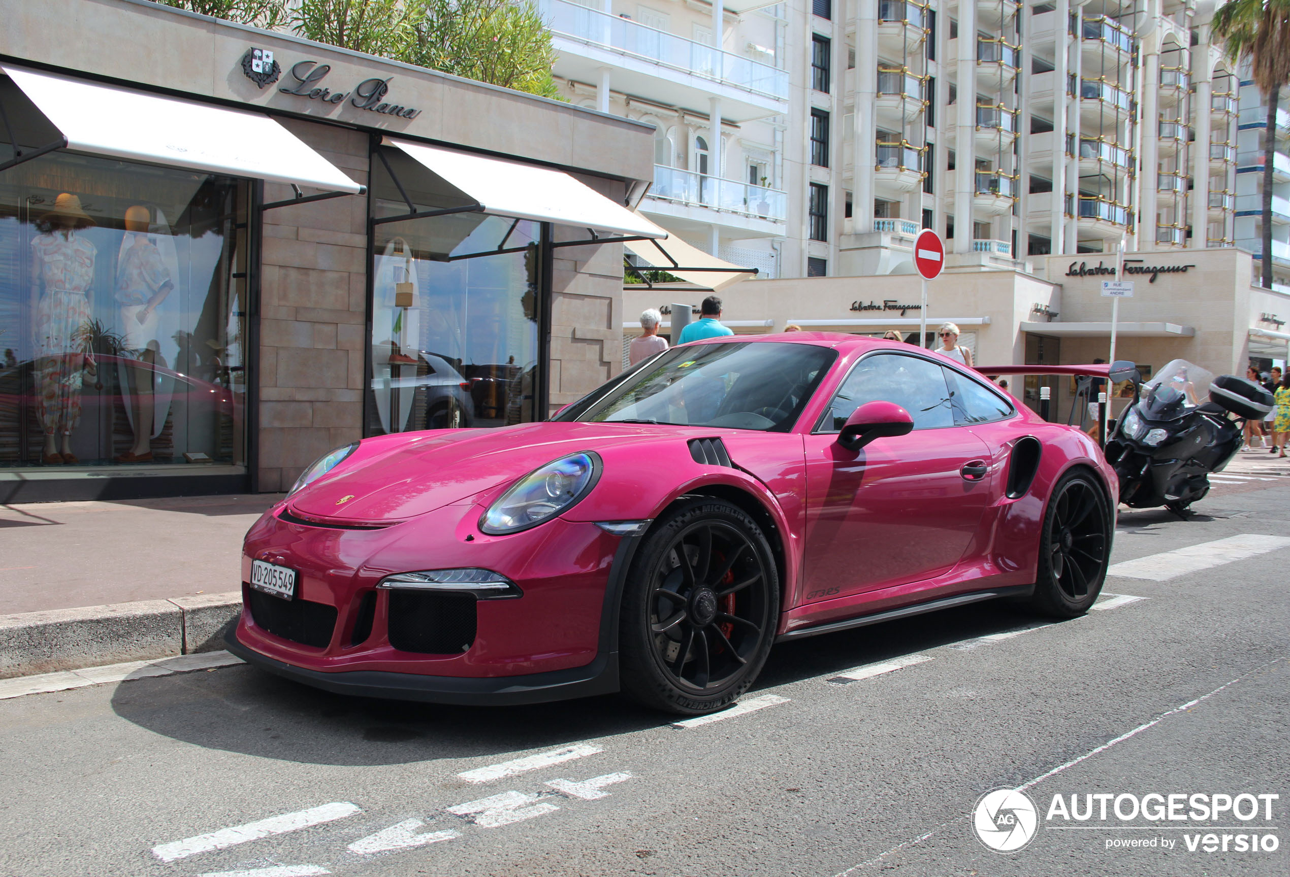 The glowing Rubystar looks pretty coolon the GT3RS