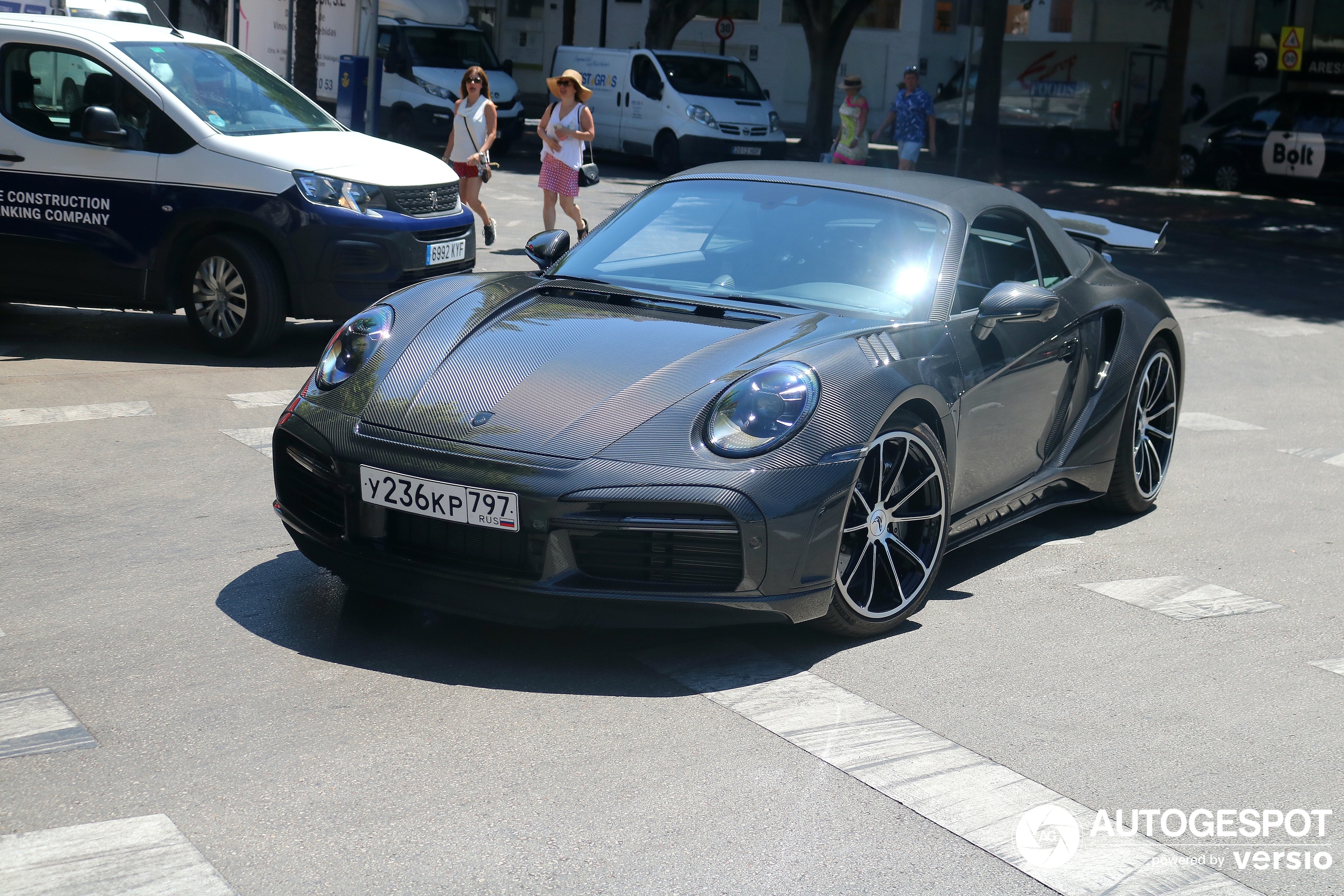 Russische Porsche TopCar 992 Turbo S Cabriolet Carbon Edition durft rond te rijden in Europa