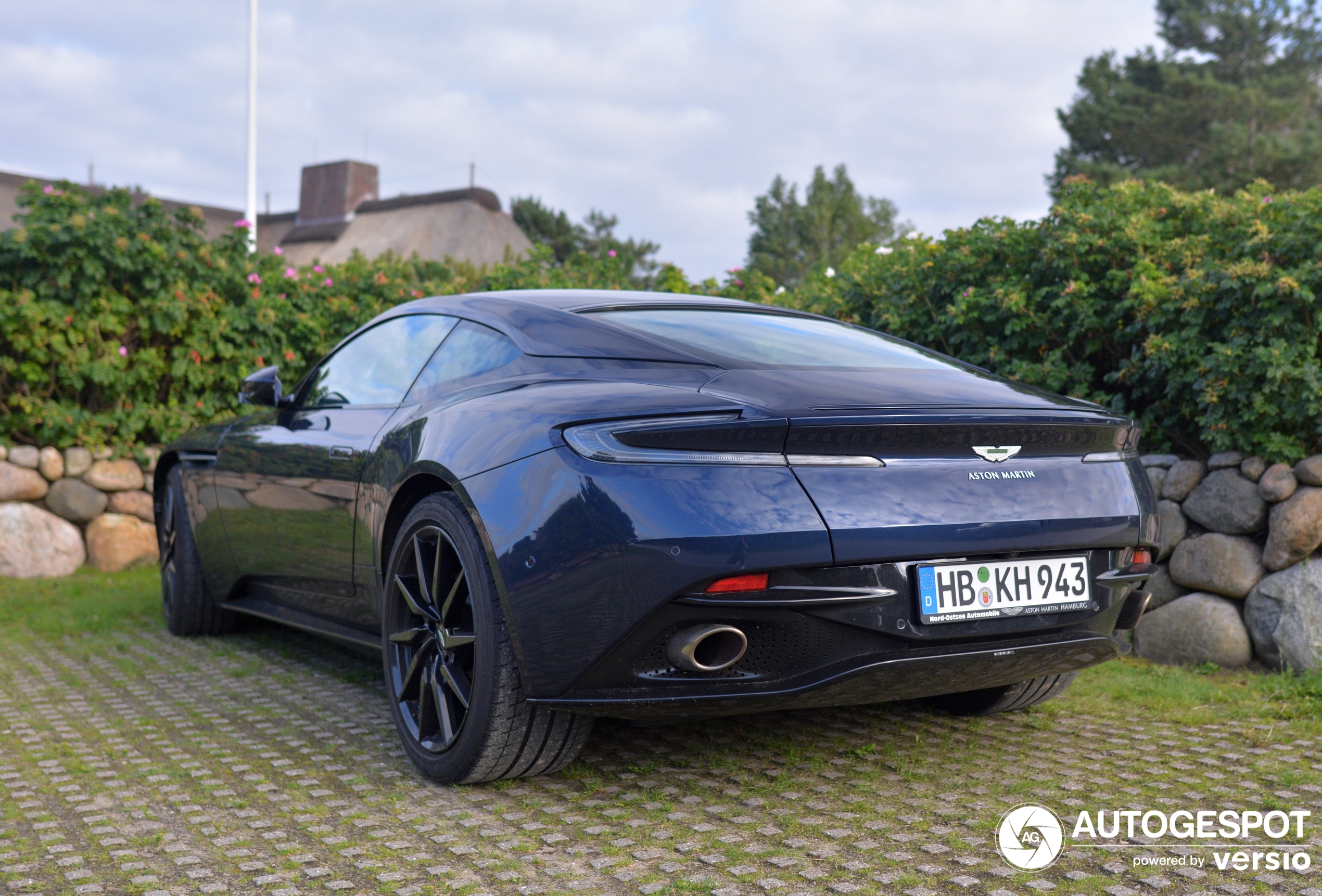 Aston Martin DB11 V8