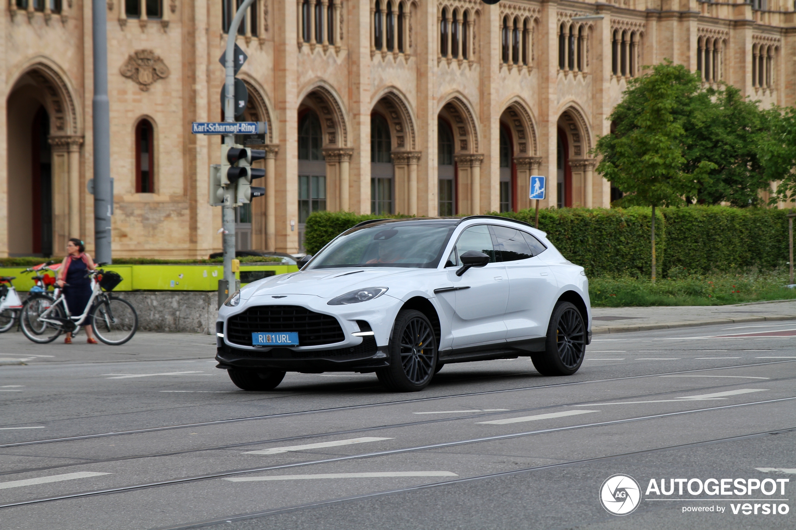 Aston Martin DBX707