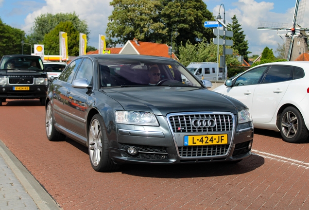 Audi S8 D3