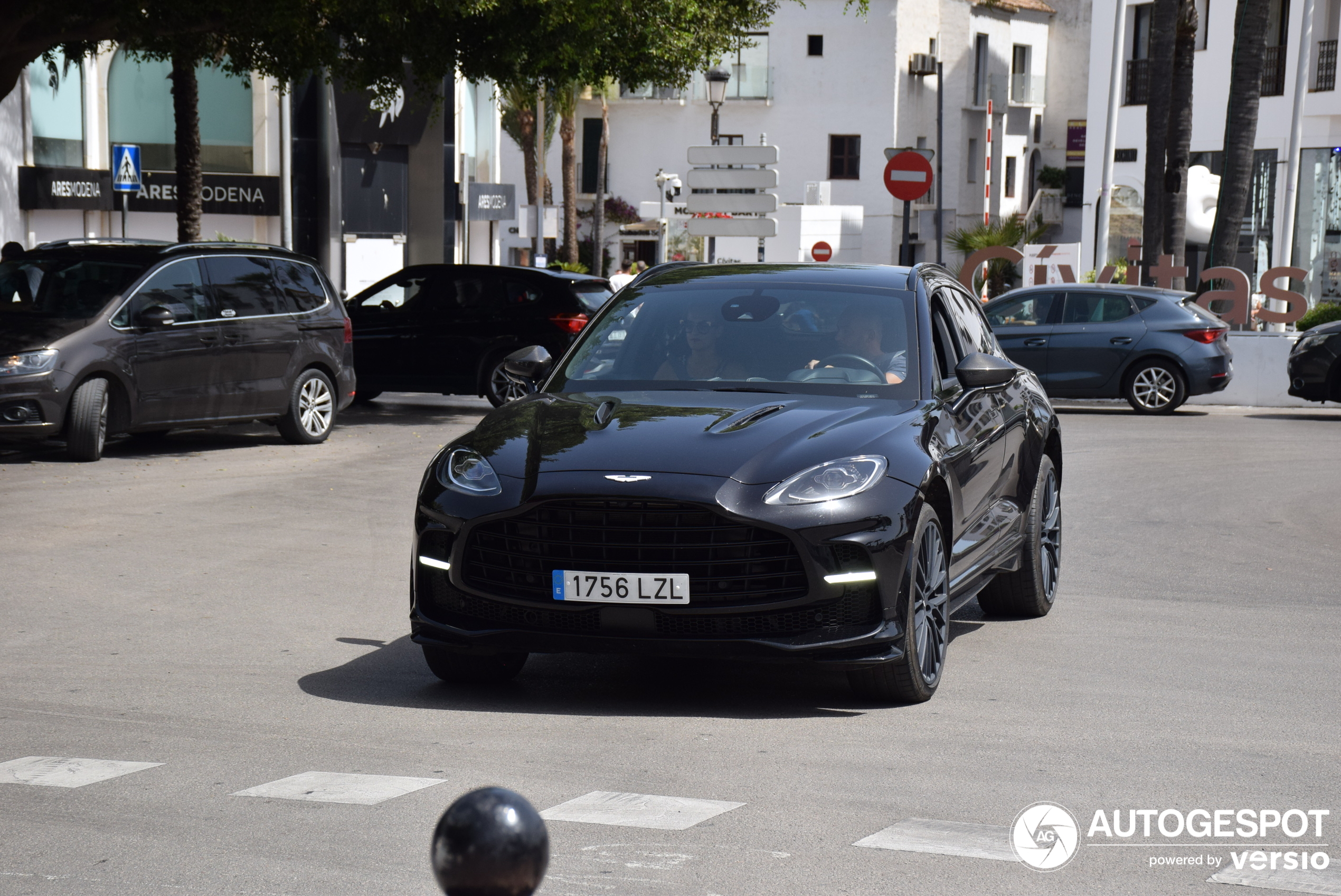 Aston Martin DBX707