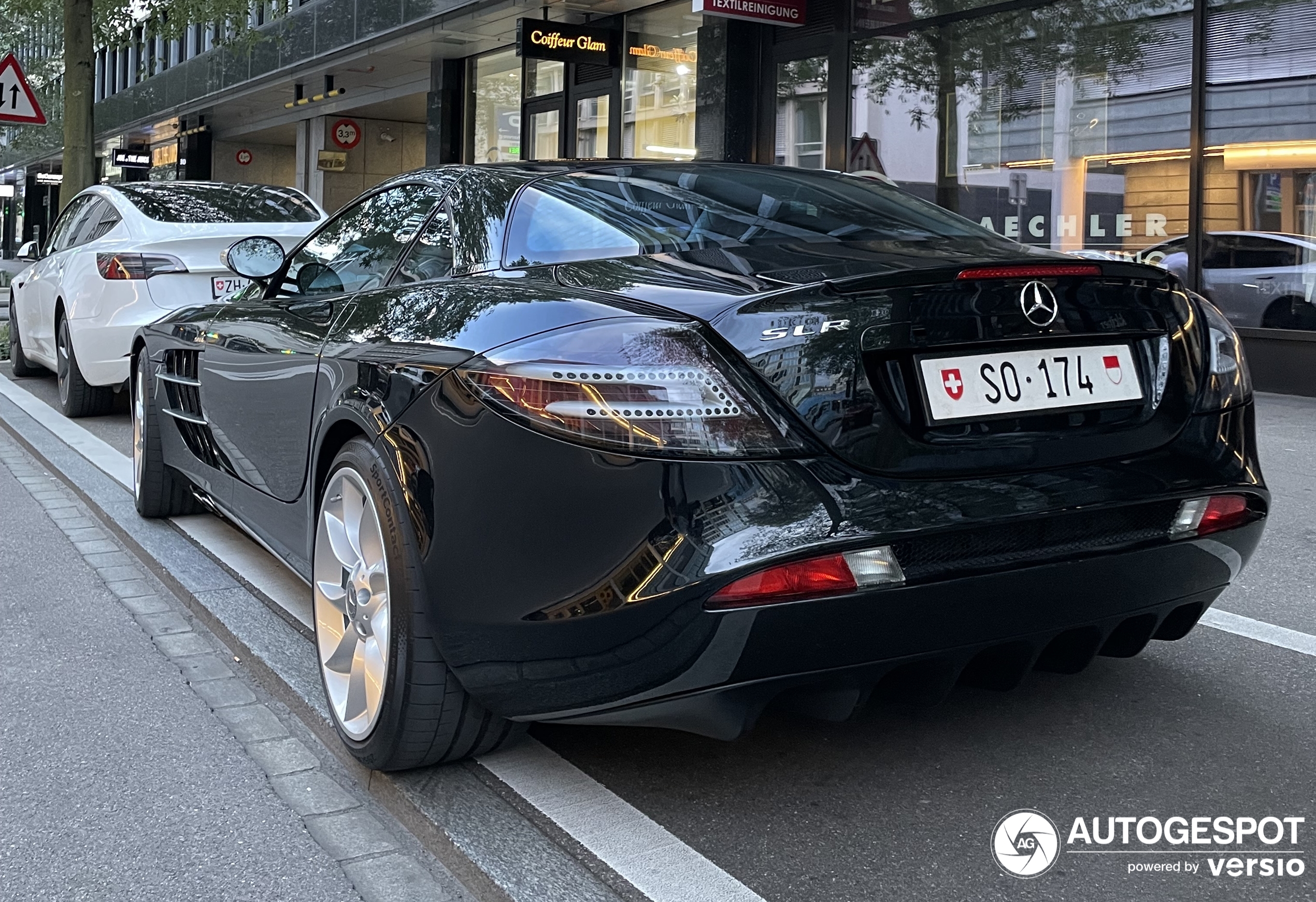 A beautiful SLR shows up in Zürich