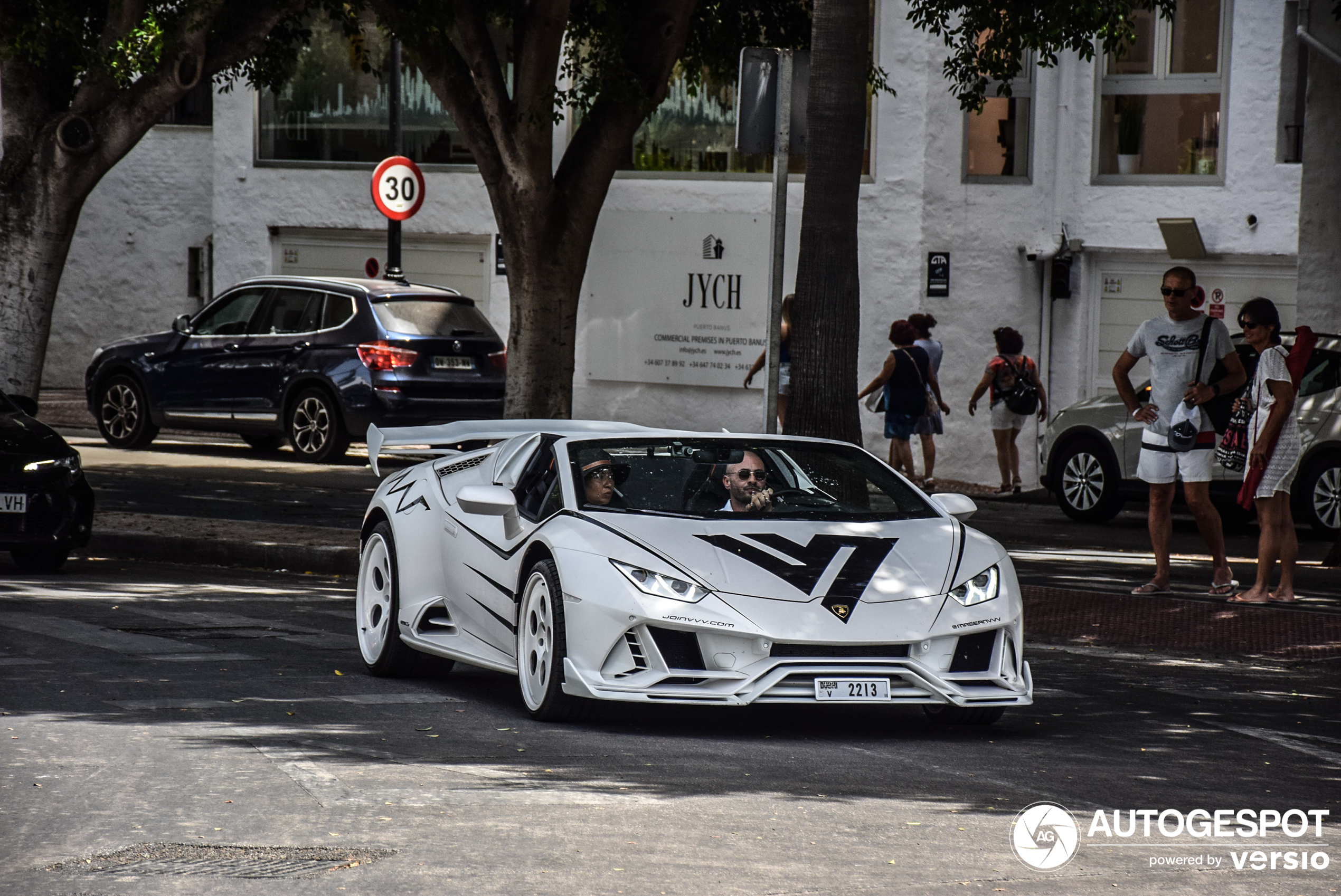 Verbouwde Lamborghini Huracán EVO Spyder paradeert door Marbella