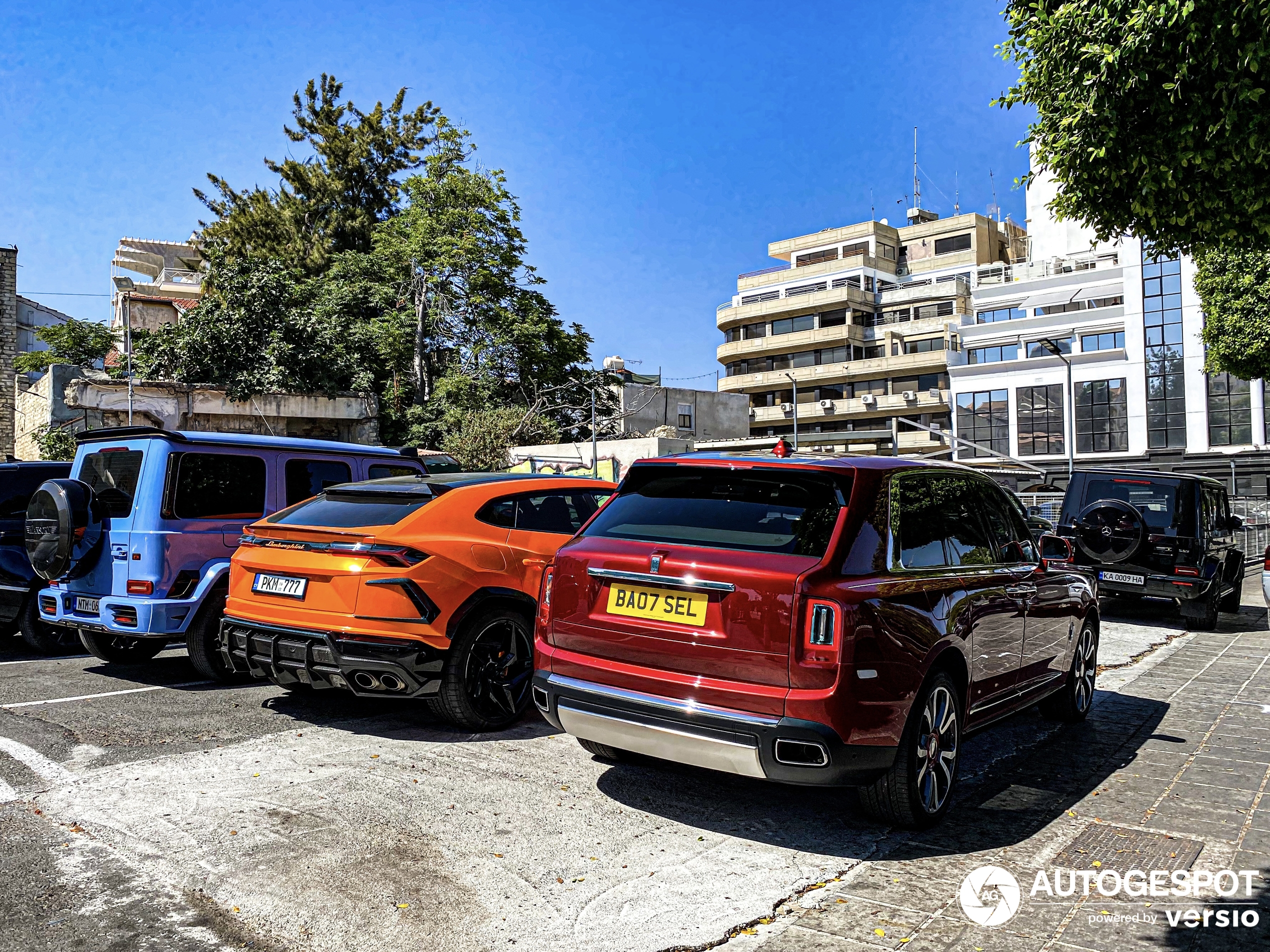 Sjajan luksuzni SUV trio pojavljuje se u Limasolu.