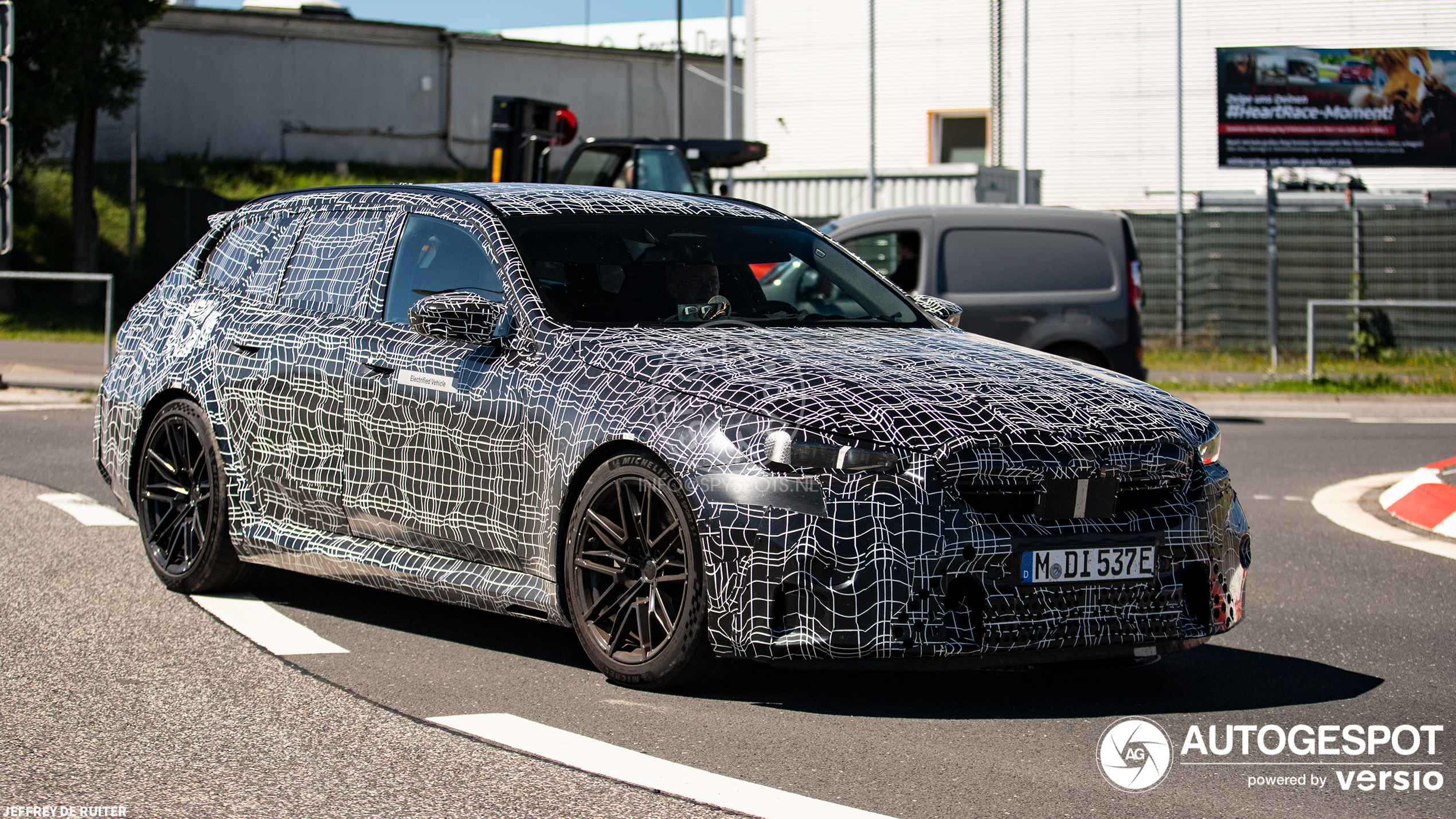 De nieuwe BMW M5 Touring zonder V10 staat te trappelen achter de coulissen