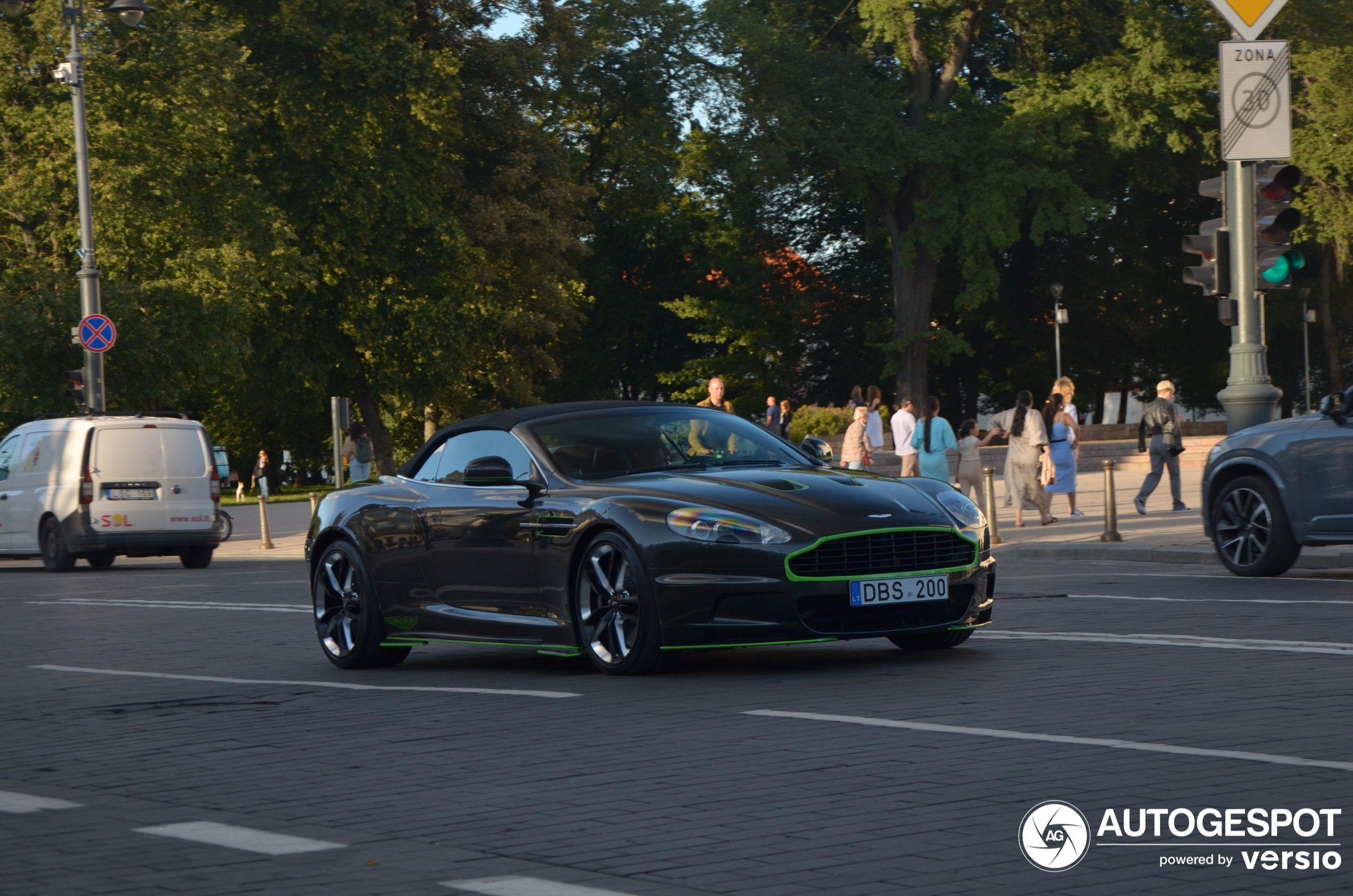 Aston Martin DBS Volante Carbon Black Edition