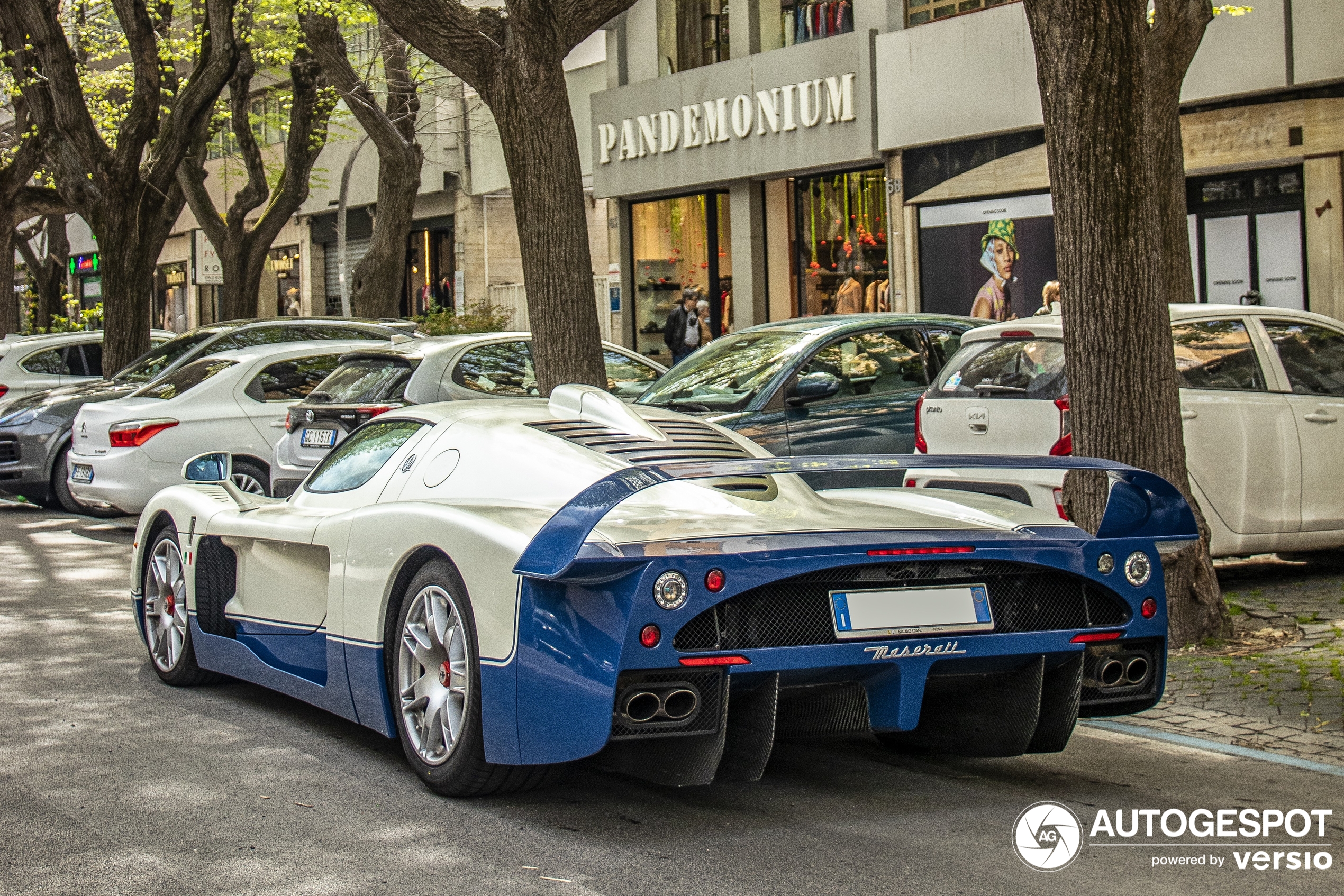 Heel normaal in Rome: Maserati MC12