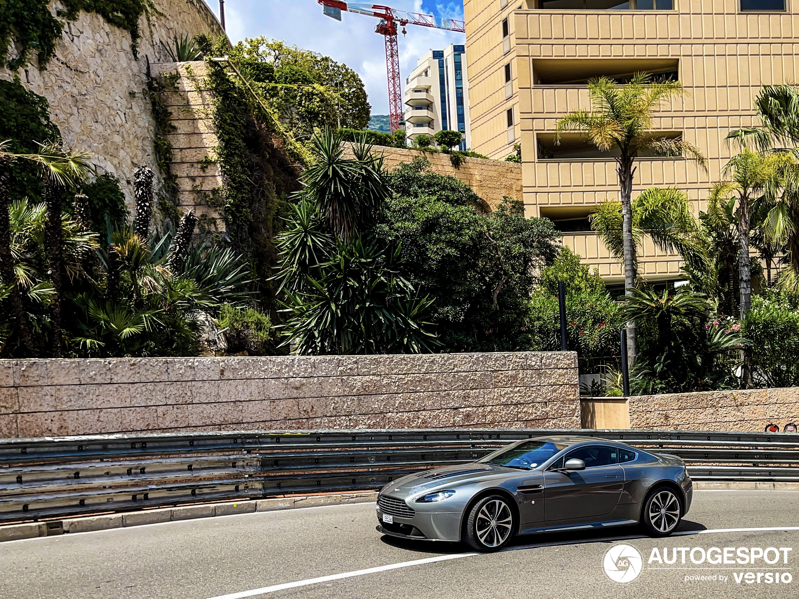 Aston Martin V12 Vantage