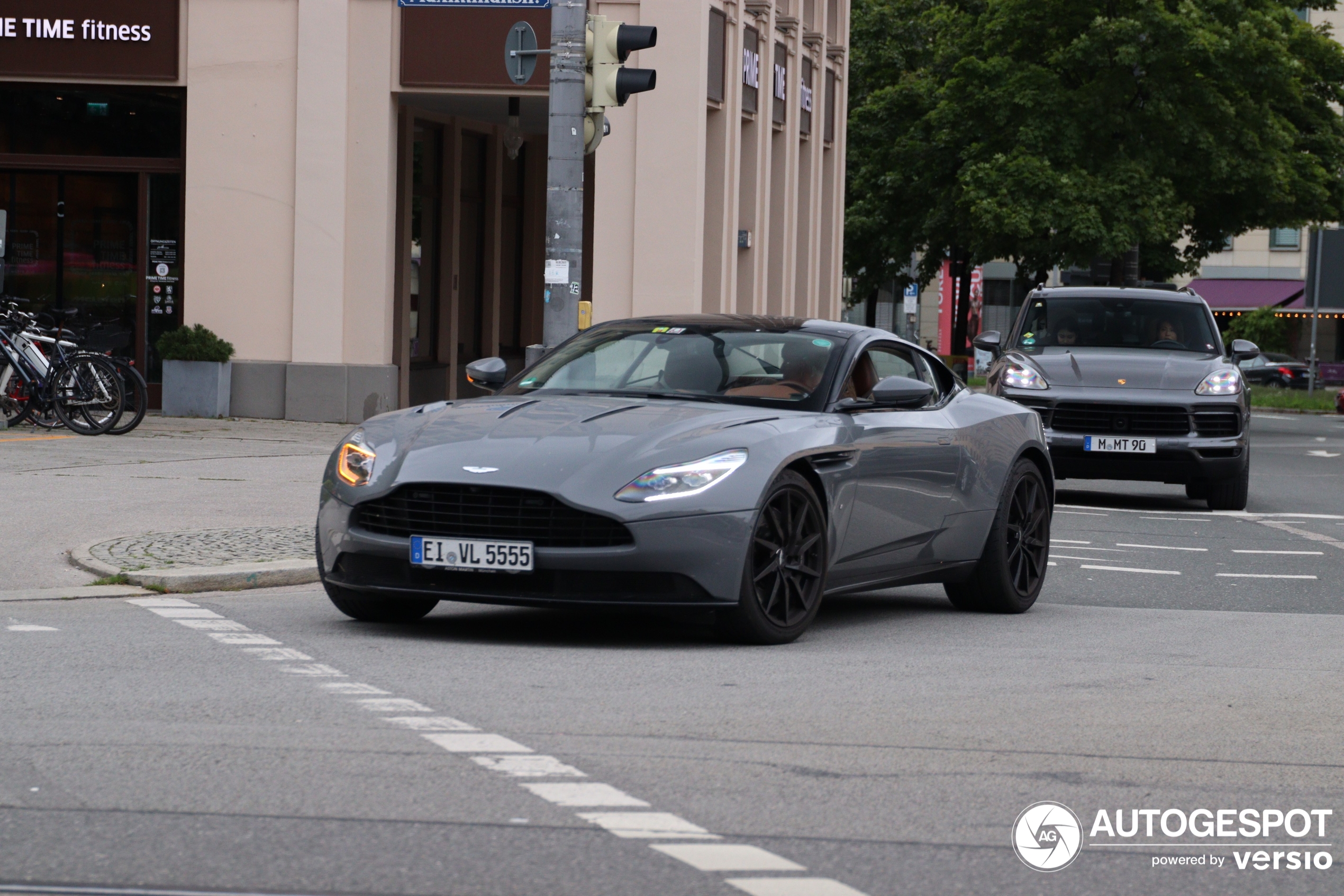 Aston Martin DB11