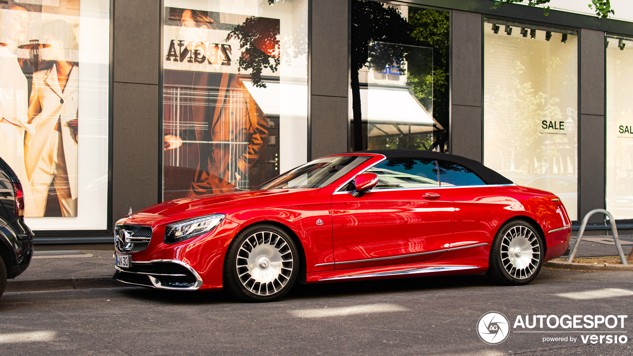 A red Mercedes-Maybach S 650 A217 shows up in Düsseldorf