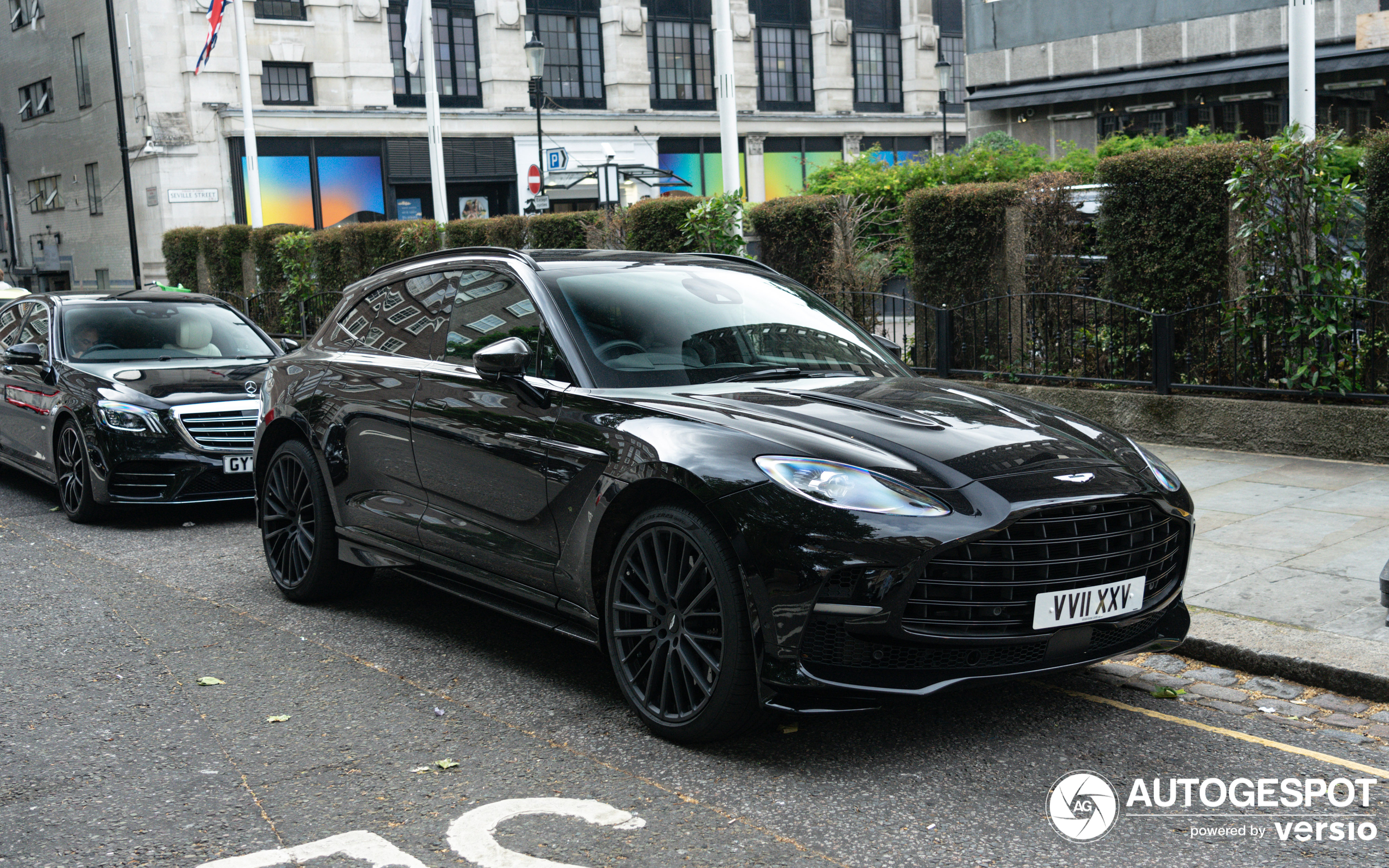 Aston Martin DBX707