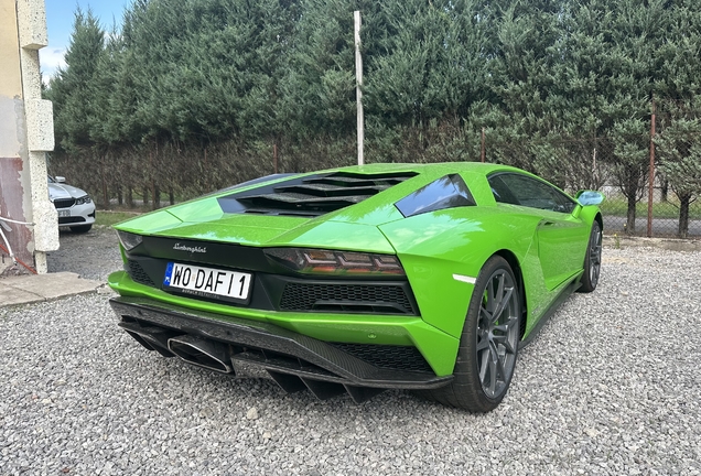 Lamborghini Aventador S LP740-4